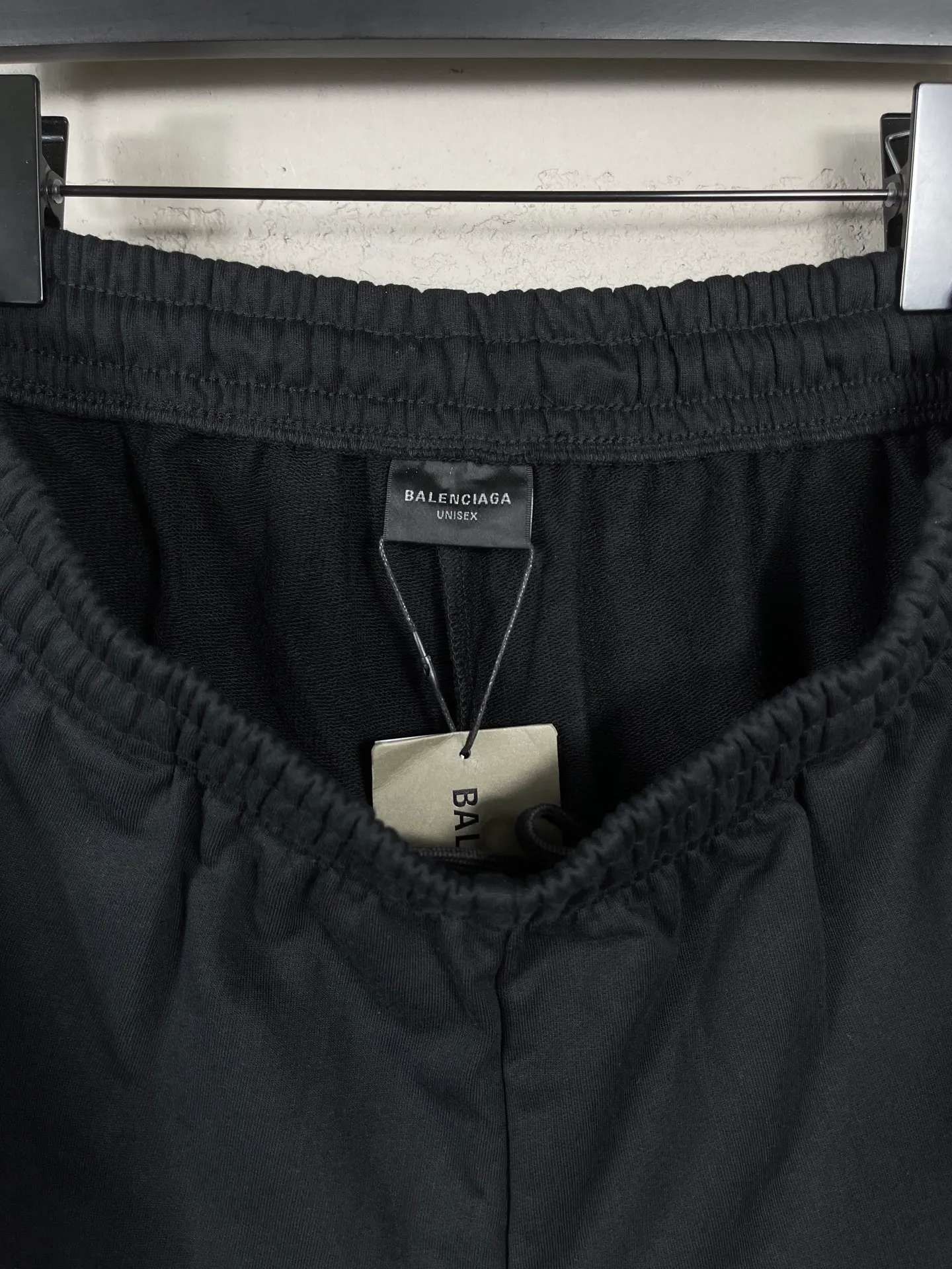 🅿️210 real photos [Top version. Official website quality] BALENCI*GA/Paris. New style letter classic LOGO embroidered shorts. Brick cabinet synchronization. Genuine product developed at the first time, happy to print and compare! The fabric is made of Paris ZP custom-woven and dyed 100% cotton terry sweatshirt. The weight is 460 grams. The cloth surface is clean. The cloth pattern is clear and the hand feels soft and comfortable. The embroidery uses an imported Tajima embroidery machine. The letters are clear and the effect is three-dimensional. The version adopts a loose version. Same style for men and women. Code: BL257015 Color: Black Size: XS S M L