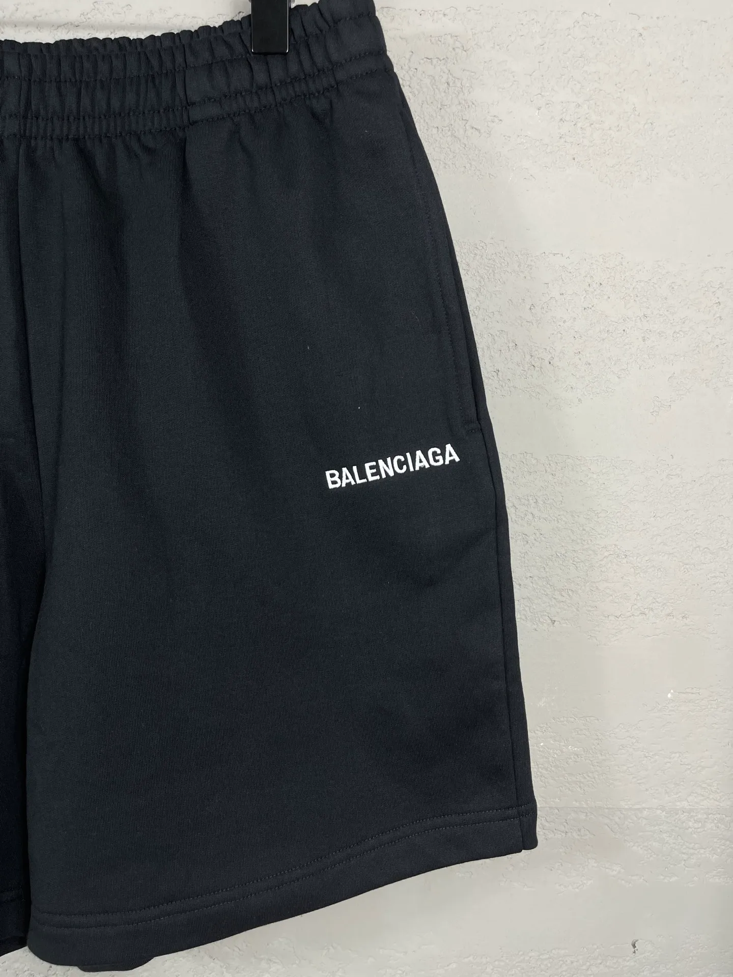 🅿️210 real photos [Top version. Official website quality] BALENCI*GA/Paris. New style letter classic LOGO embroidered shorts. Brick cabinet synchronization. Genuine product developed at the first time, happy to print and compare! The fabric is made of Paris ZP custom-woven and dyed 100% cotton terry sweatshirt. The weight is 460 grams. The cloth surface is clean. The cloth pattern is clear and the hand feels soft and comfortable. The embroidery uses an imported Tajima embroidery machine. The letters are clear and the effect is three-dimensional. The version adopts a loose version. Same style for men and women. Code: BL257015 Color: Black Size: XS S M L