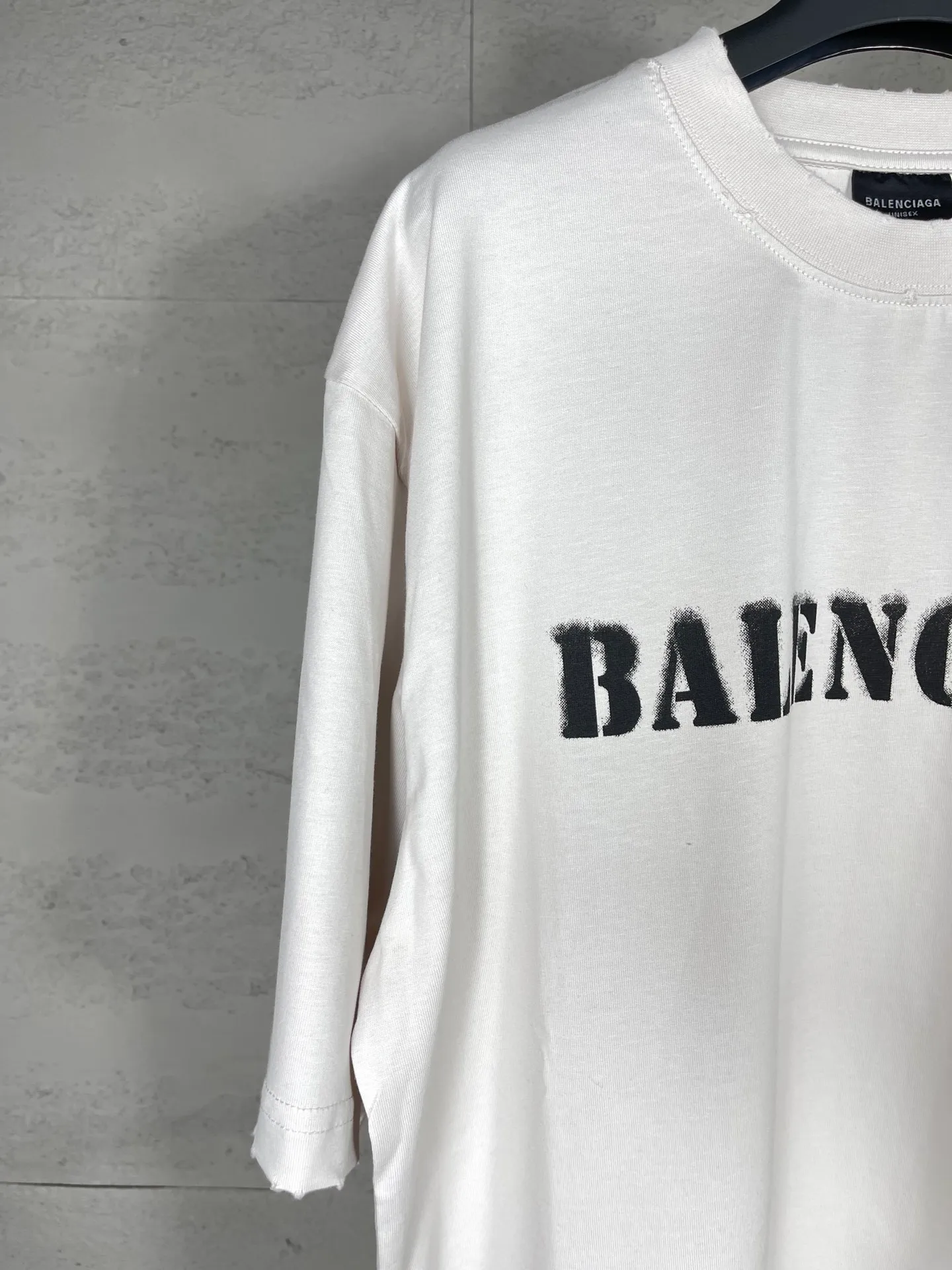 🅿️176 Actual pictures [Top version. Official website quality] BALENCI*GA/Paris. 2024 new letter LOGO printed short-sleeved T-shirt. Brick cabinets are synchronized. Genuine products are developed at the first time, and you can print and compare! The fabric is made of Paris ZP custom-woven and dyed cotton double yarn. Weighing 260 grams, the cloth surface is clean. The cloth pattern is clear, soft and comfortable. The threads are dyed with no color difference. The classic LOGO is printed with environmentally friendly imported materials and dot direct printing technology, with a three-dimensional effect. Restored brick cabinet. Ready-made clothes are worn and distressed, different market currency, welcome to compare, the version adopts OS loose shoulder version. Same style for men and women Coding: BL233315 Color: gray blue, off-white, red Size: XS to L
