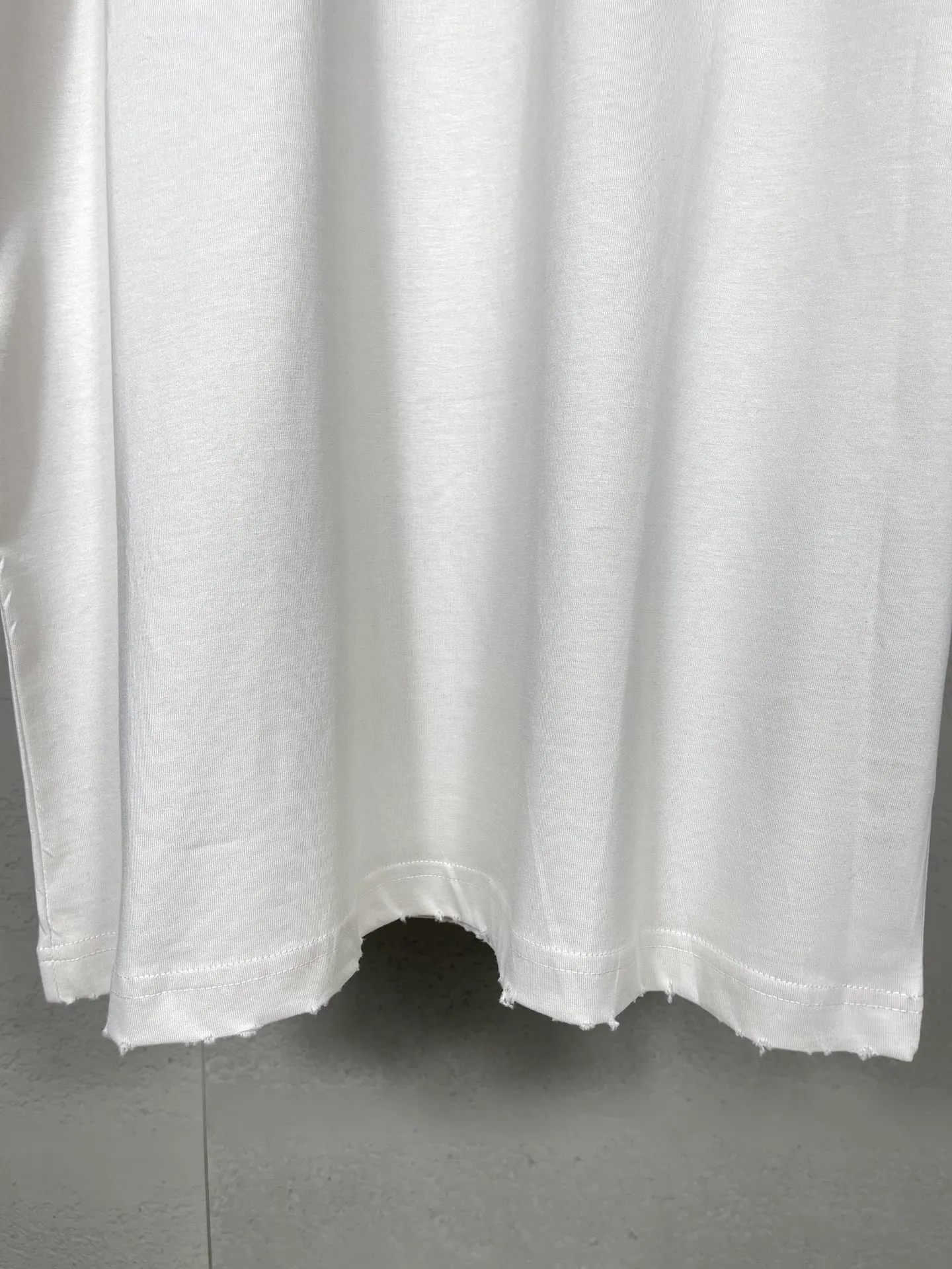 🅿️176 Actual pictures [Top version. Official website quality] BALENCI*GA/Paris. 2024 new letter LOGO printed short-sleeved T-shirt. Brick cabinets are synchronized. Genuine products are developed at the first time, and you can print and compare! The fabric is made of Paris ZP custom-woven and dyed cotton double yarn. Weighing 260 grams, the cloth surface is clean. The cloth pattern is clear, soft and comfortable. The threads are dyed with no color difference. The classic LOGO is printed with environmentally friendly imported materials and dot direct printing technology, with a three-dimensional effect. Restored brick cabinet. Ready-made clothes are worn and distressed, different market currency, welcome to compare, the version adopts OS loose shoulder version. Same style for men and women Coding: BL233315 Color: gray blue, off-white, red Size: XS to L