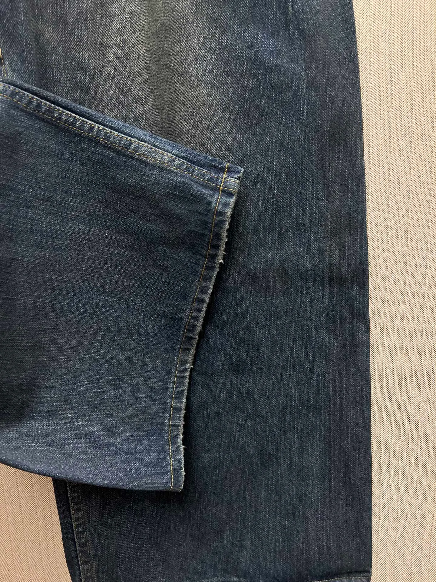 🅿️490 Paris Blcg 25 destroyed denim wide-leg pants. The fabric is made of high-density pure cotton twill denim imported from Italy. The loss of narrow-width fabrics is great to restore the loose and drooping feeling. The fabric is first washed and de-padded. The washing process needs to be repeated 3 times to restore the color. It is washed and sanded to form an aged texture. The color is too natural. Finally, a professional painter is required to spray dirty transitions. Custom-woven and dyed trouser fabrics. Pocket fabrics. The entire thickness. The material is consistent with YB. The cuts are positioned and damaged. Hand-made grinding and hand-picking. A complete set of customized accessories. Bronze hardware with fine flat nails. The details of the mold-opening custom shake-button buckle are synchronized. Mid-rise jeans. Loose jeans. Size: XS.S.M.