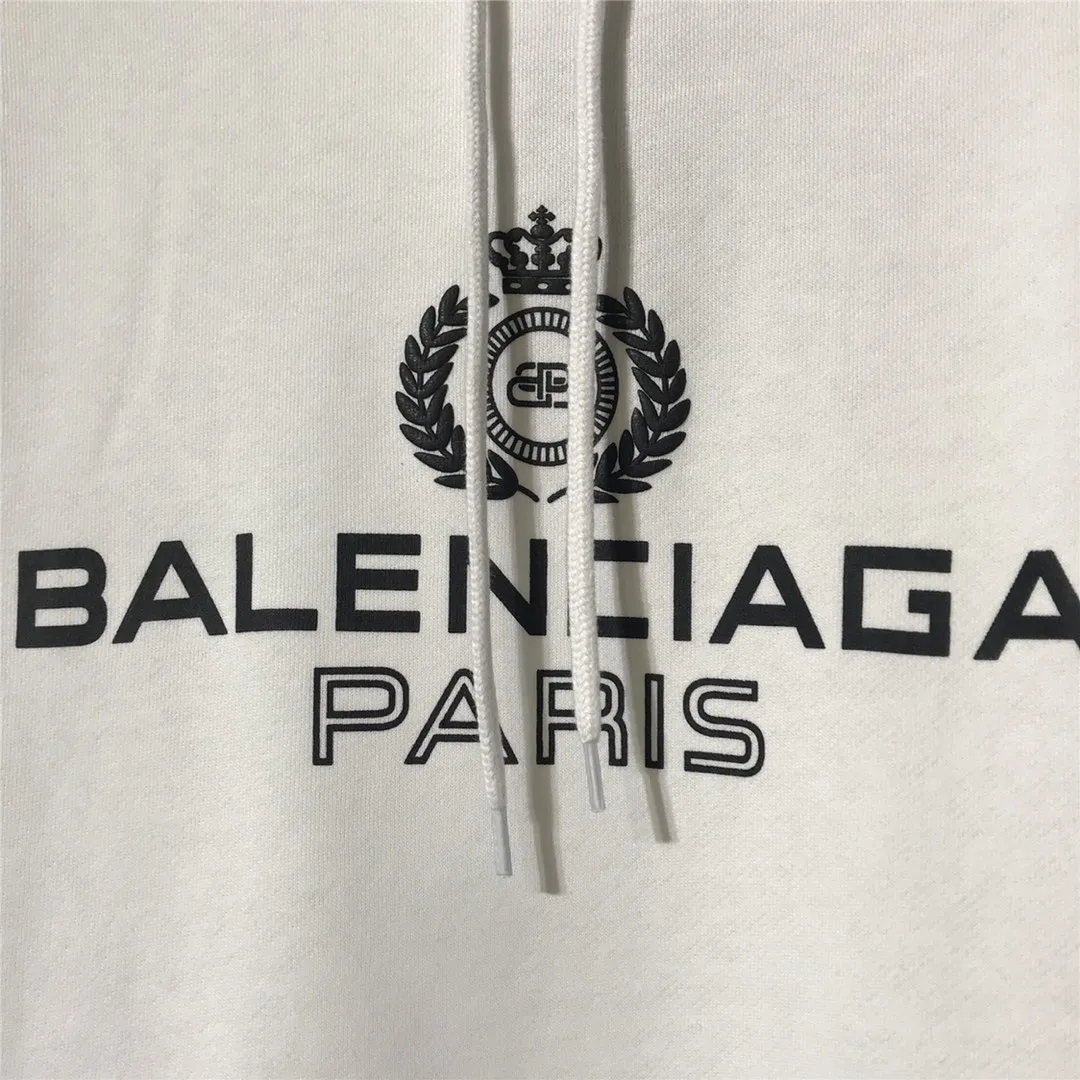 Spring and Autumn style Balenciaga classic wheat ear hooded sweatshirt. It is made of 480g pure cotton double yarn terry fabric. It is thick and textured, with high-density knitting technology. It is firm and elastic, with high suppleness and skin-friendliness. It feels soft and delicate, does not shrink or deform, and has a crisp and stylish upper body. It is different from the cheap soft sofa fabrics with low weight and low count on the market.  Ultra-high-level workmanship, every detail shows a sense of luxury, and the original three-dimensional cutting process creates a perfect fit. The OS loose shoulder style accommodates all body types. It is a truly versatile style that looks slim and good-looking for both men and women.  The classic wheat ear letter printing on foam rubber has high fastness and will not crack or fall off. The classic pattern will never go out of style. There are many colors to choose from, and every color is beautiful!  Color: White Size: XS-L P:410