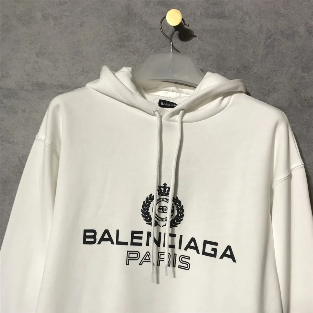 Spring and Autumn style Balenciaga classic wheat ear hooded sweatshirt. It is made of 480g pure cotton double yarn terry fabric. It is thick and textured, with high-density knitting technology. It is firm and elastic, with high suppleness and skin-friendliness. It feels soft and delicate, does not shrink or deform, and has a crisp and stylish upper body. It is different from the cheap soft sofa fabrics with low weight and low count on the market.  Ultra-high-level workmanship, every detail shows a sense of luxury, and the original three-dimensional cutting process creates a perfect fit. The OS loose shoulder style accommodates all body types. It is a truly versatile style that looks slim and good-looking for both men and women.  The classic wheat ear letter printing on foam rubber has high fastness and will not crack or fall off. The classic pattern will never go out of style. There are many colors to choose from, and every color is beautiful!  Color: White Size: XS-L P:410