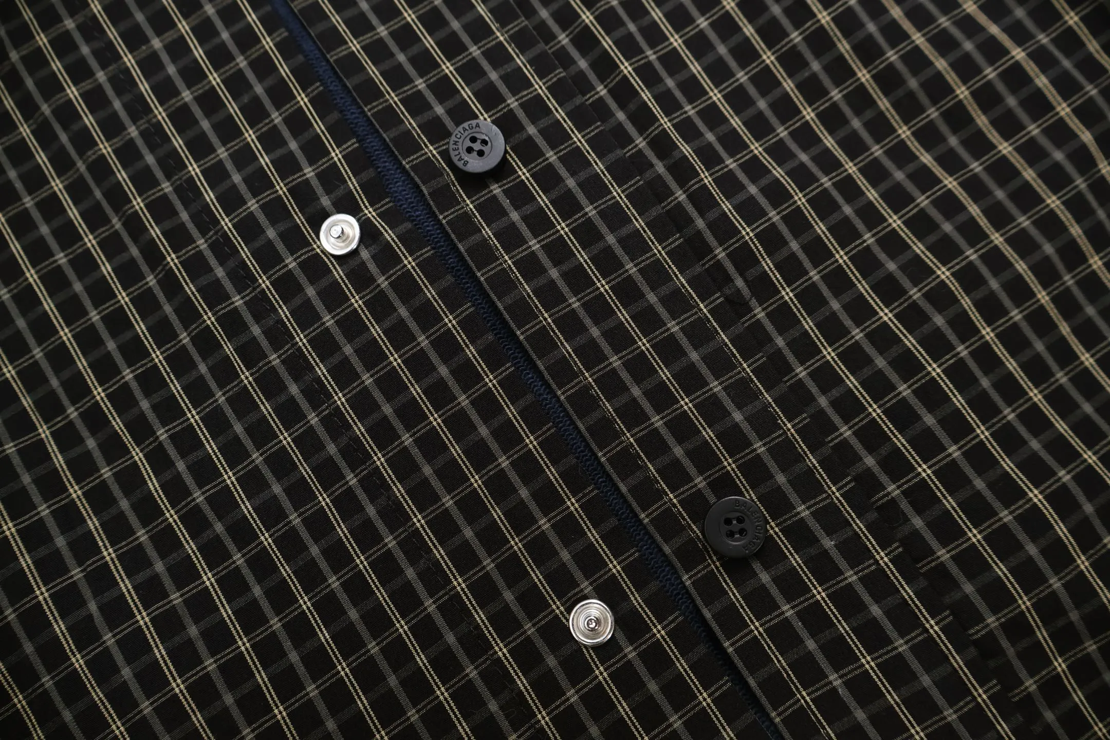 🅿️620 [Exclusive supply] BLCG plaid splicing hooded jacket. The original version was purchased for 12,707 and developed. It is made of custom-dyed combed cotton fabric, made on an infrared laser positioning cutting machine, with grid alignment, and the spliced ​​fish scale terry cotton weighs about 570 grams. Custom-woven and dyed woven fabrics use high-count worsted yarns and are precisely interwoven with two-color warp and weft yarns to form a three-dimensional plaid. The yarn ratio and tension must be strictly controlled to ensure the uniformity of the plaid. 300G knitted fabric base, using high-weight knitted base fabric, taking into account both stiffness and elasticity, ensuring the balance between drape and dynamic comfort of the trousers. The overall wiring is straight and delicate, the fabric is comfortable and soft, and the color is consistent without color difference. It can be matched with the same style to create a fashionable look, and can be used in various occasions. Customized accessories, complete with three standards, the same style for men and women. Size:1-2-3-4