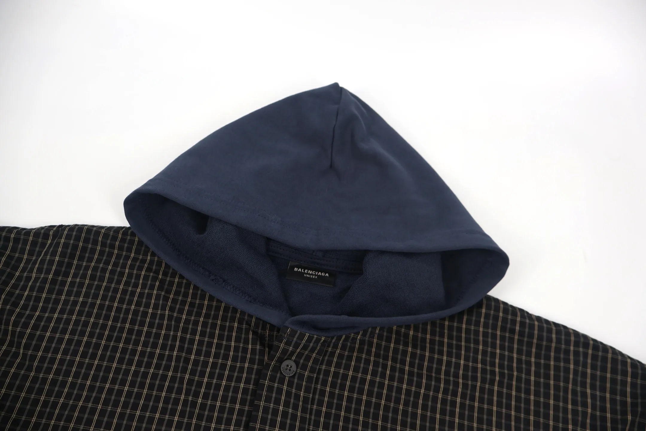🅿️620 [Exclusive supply] BLCG plaid splicing hooded jacket. The original version was purchased for 12,707 and developed. It is made of custom-dyed combed cotton fabric, made on an infrared laser positioning cutting machine, with grid alignment, and the spliced ​​fish scale terry cotton weighs about 570 grams. Custom-woven and dyed woven fabrics use high-count worsted yarns and are precisely interwoven with two-color warp and weft yarns to form a three-dimensional plaid. The yarn ratio and tension must be strictly controlled to ensure the uniformity of the plaid. 300G knitted fabric base, using high-weight knitted base fabric, taking into account both stiffness and elasticity, ensuring the balance between drape and dynamic comfort of the trousers. The overall wiring is straight and delicate, the fabric is comfortable and soft, and the color is consistent without color difference. It can be matched with the same style to create a fashionable look, and can be used in various occasions. Customized accessories, complete with three standards, the same style for men and women. Size:1-2-3-4