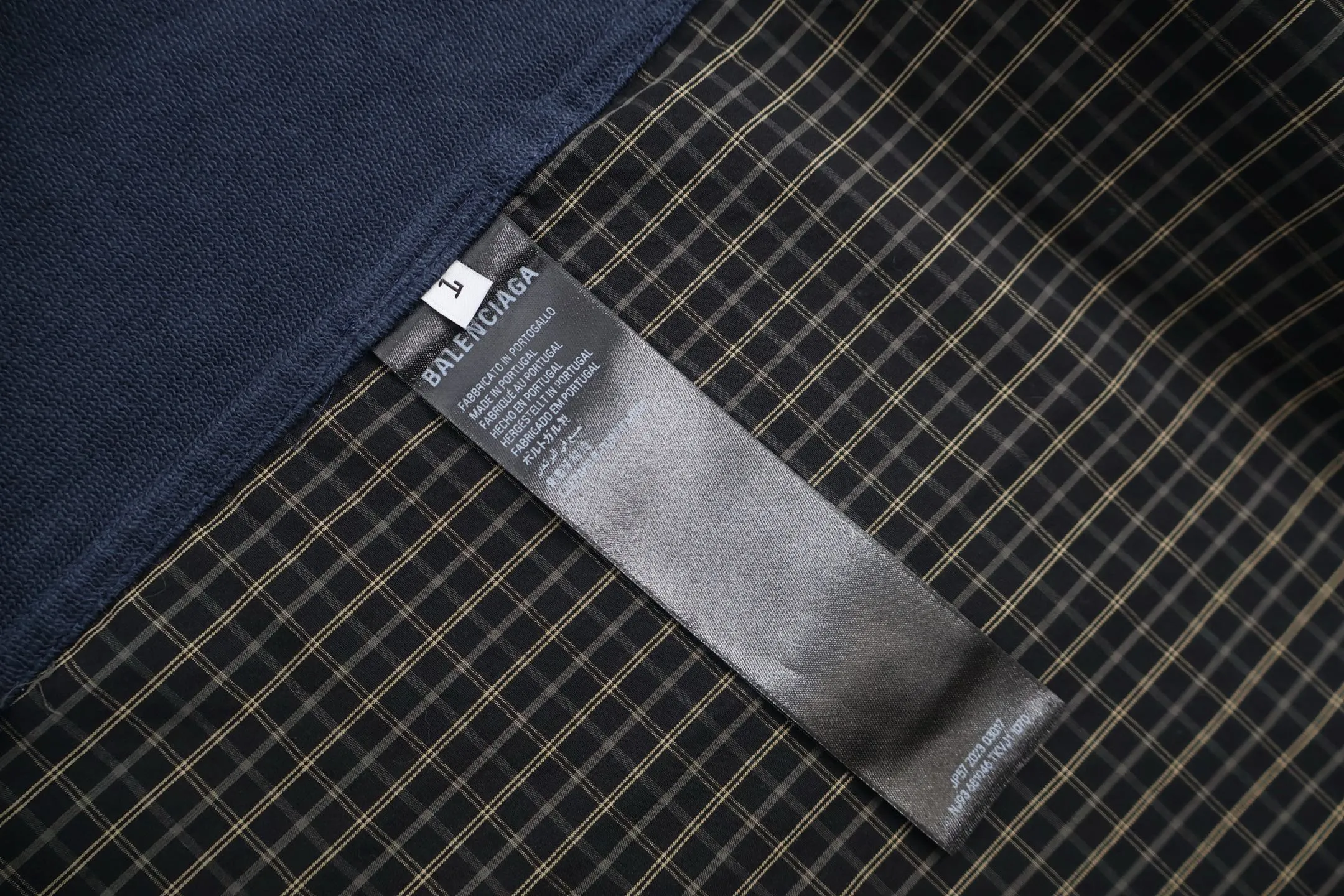 🅿️620 [Exclusive supply] BLCG plaid splicing hooded jacket. The original version was purchased for 12,707 and developed. It is made of custom-dyed combed cotton fabric, made on an infrared laser positioning cutting machine, with grid alignment, and the spliced ​​fish scale terry cotton weighs about 570 grams. Custom-woven and dyed woven fabrics use high-count worsted yarns and are precisely interwoven with two-color warp and weft yarns to form a three-dimensional plaid. The yarn ratio and tension must be strictly controlled to ensure the uniformity of the plaid. 300G knitted fabric base, using high-weight knitted base fabric, taking into account both stiffness and elasticity, ensuring the balance between drape and dynamic comfort of the trousers. The overall wiring is straight and delicate, the fabric is comfortable and soft, and the color is consistent without color difference. It can be matched with the same style to create a fashionable look, and can be used in various occasions. Customized accessories, complete with three standards, the same style for men and women. Size:1-2-3-4