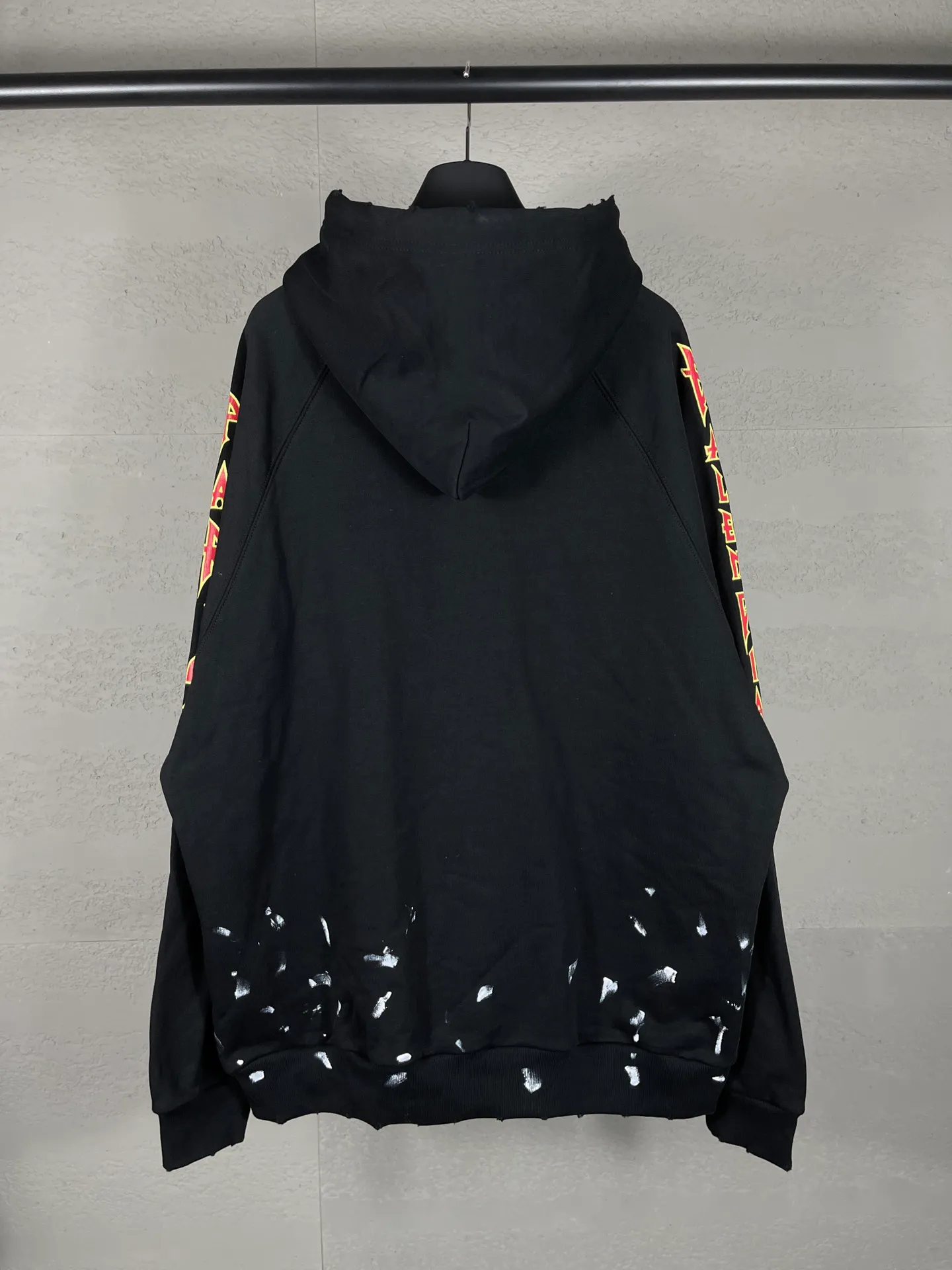 🅿️316 real photos [Top version. Official website quality] BALENCI*GA/Paris. Classic style. 23SS#BALENCI*GA# Ready-to-wear distressed. Hand-worn. Hand-painted, limited edition rock band printed hooded long-sleeved sweatshirt. Synchronized with brick cabinets in autumn and winter. The fabric is made of Paris ZP custom-woven and dyed cotton sweatshirt, with a net weight of 450 grams. The cloth surface is clean. The cloth pattern is clear, soft and comfortable. The threads are woven and dyed with no color difference. The classic letter LOGO uses precision stencils, imported environmentally friendly rubber paddles, and crackle printing, with a three-dimensional effect. The hem is hand-painted, restoring the brick cabinet, and the version adopts the OS loose shoulder style. Same style for men and women. Code: BL238057 Color: black, coffee, beige. Size: XS S M L