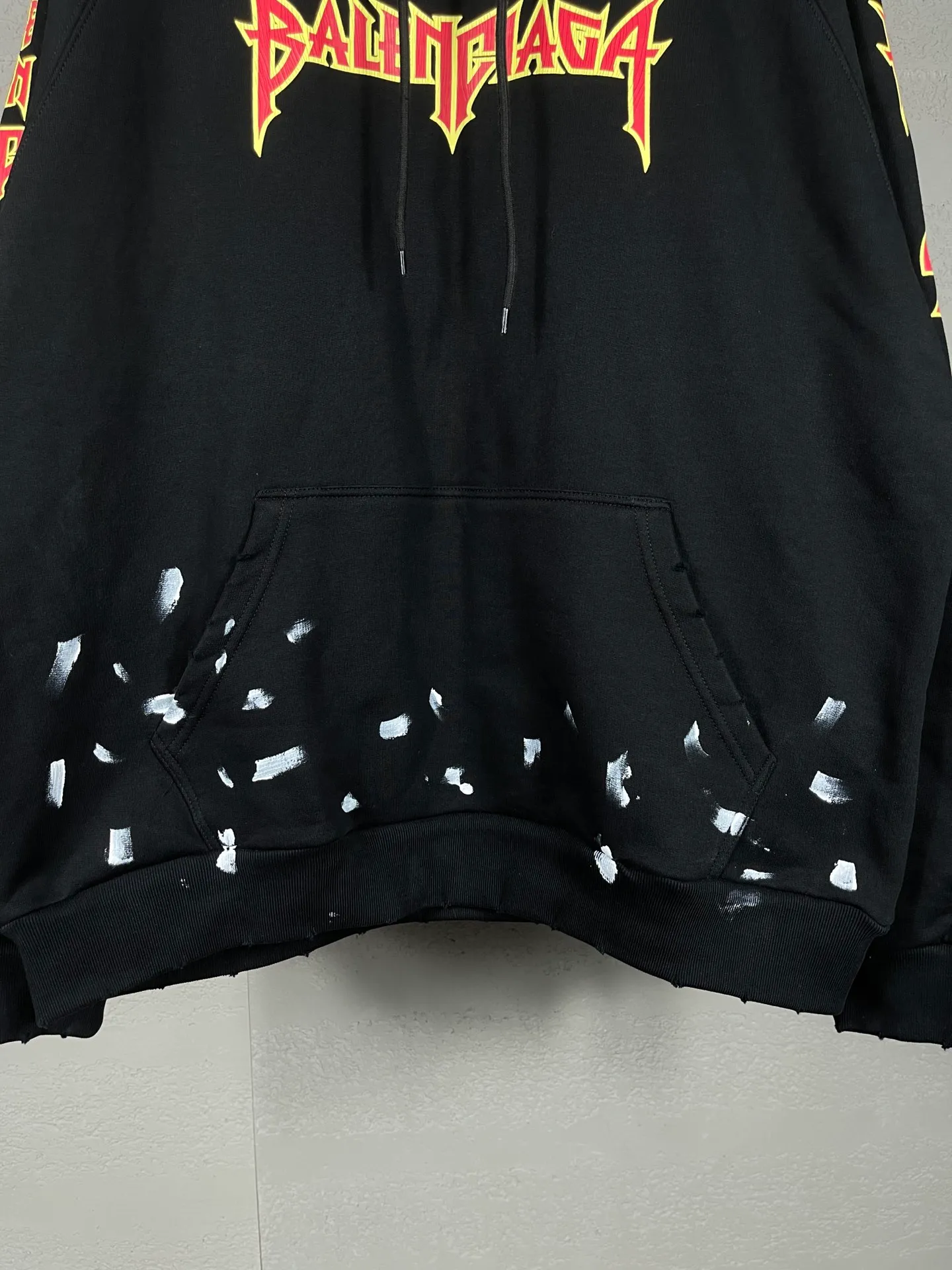 🅿️316 real photos [Top version. Official website quality] BALENCI*GA/Paris. Classic style. 23SS#BALENCI*GA# Ready-to-wear distressed. Hand-worn. Hand-painted, limited edition rock band printed hooded long-sleeved sweatshirt. Synchronized with brick cabinets in autumn and winter. The fabric is made of Paris ZP custom-woven and dyed cotton sweatshirt, with a net weight of 450 grams. The cloth surface is clean. The cloth pattern is clear, soft and comfortable. The threads are woven and dyed with no color difference. The classic letter LOGO uses precision stencils, imported environmentally friendly rubber paddles, and crackle printing, with a three-dimensional effect. The hem is hand-painted, restoring the brick cabinet, and the version adopts the OS loose shoulder style. Same style for men and women. Code: BL238057 Color: black, coffee, beige. Size: XS S M L