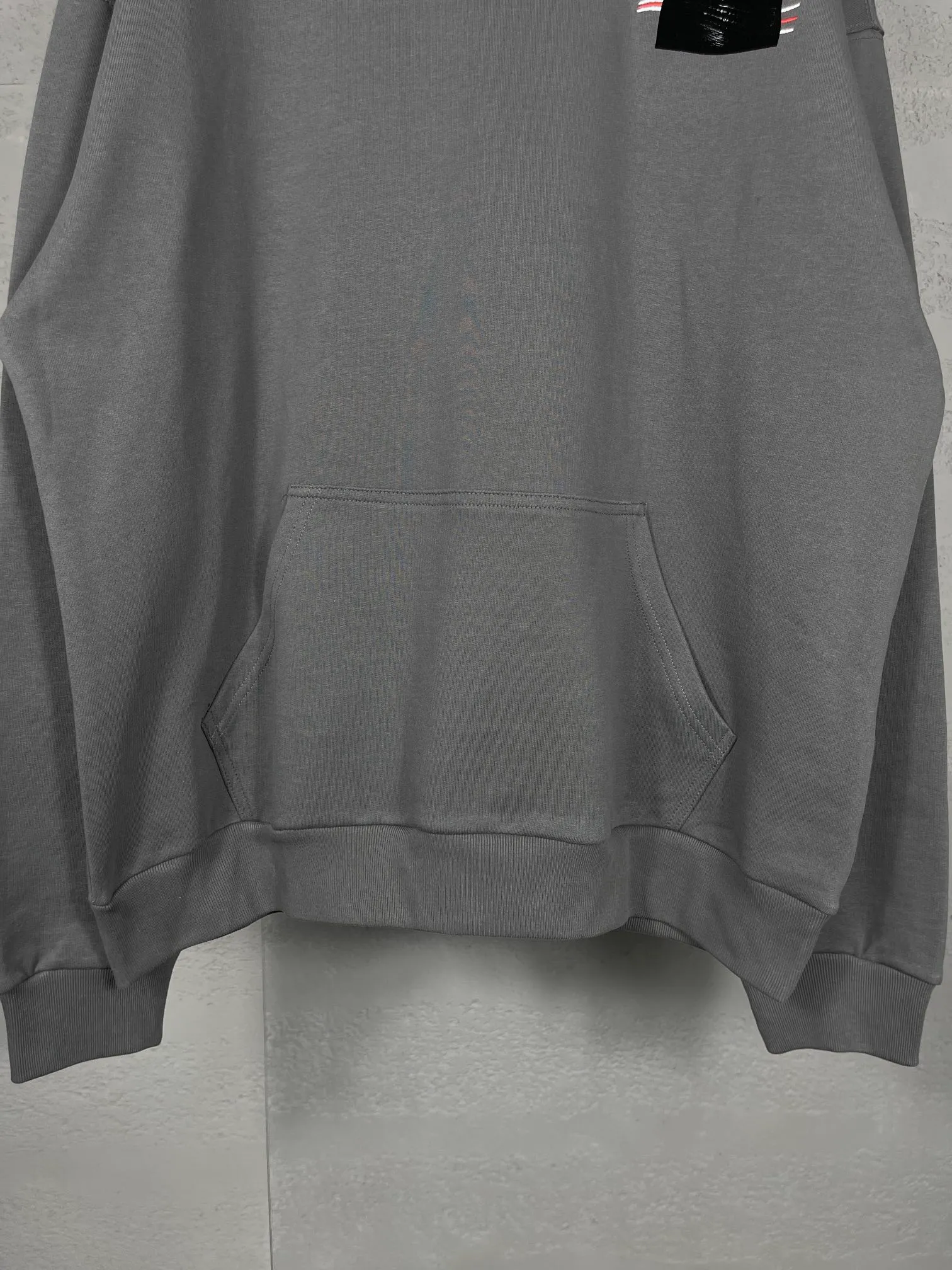 🅿️310 Actual pictures [Top version. Official website quality] BALENCI*GA/Paris #Classic. Coke embroidered black tape hooded sweatshirt. The fabric is made of Paris ZP custom-woven and dyed cotton sweatshirt. The weight is 450 grams. The cloth surface is clean. The cloth pattern is clear, soft and comfortable. The color fastness is good. It is not easy to change color. The threads are dyed with no color difference. The classic pattern embroidery uses an imported embroidery machine, and the embroidery thread color is based on the original color. It is produced based on the pictures in the Jubie market. The letters are clear. The three-dimensional effect is strong. The embroidered flowers are laminated on the finished product. The version adopts OS loose shoulder design. Same style for men and women. Code: BL238058 Color: black, off-white, smoky gray, red, brown Size: XS S M L