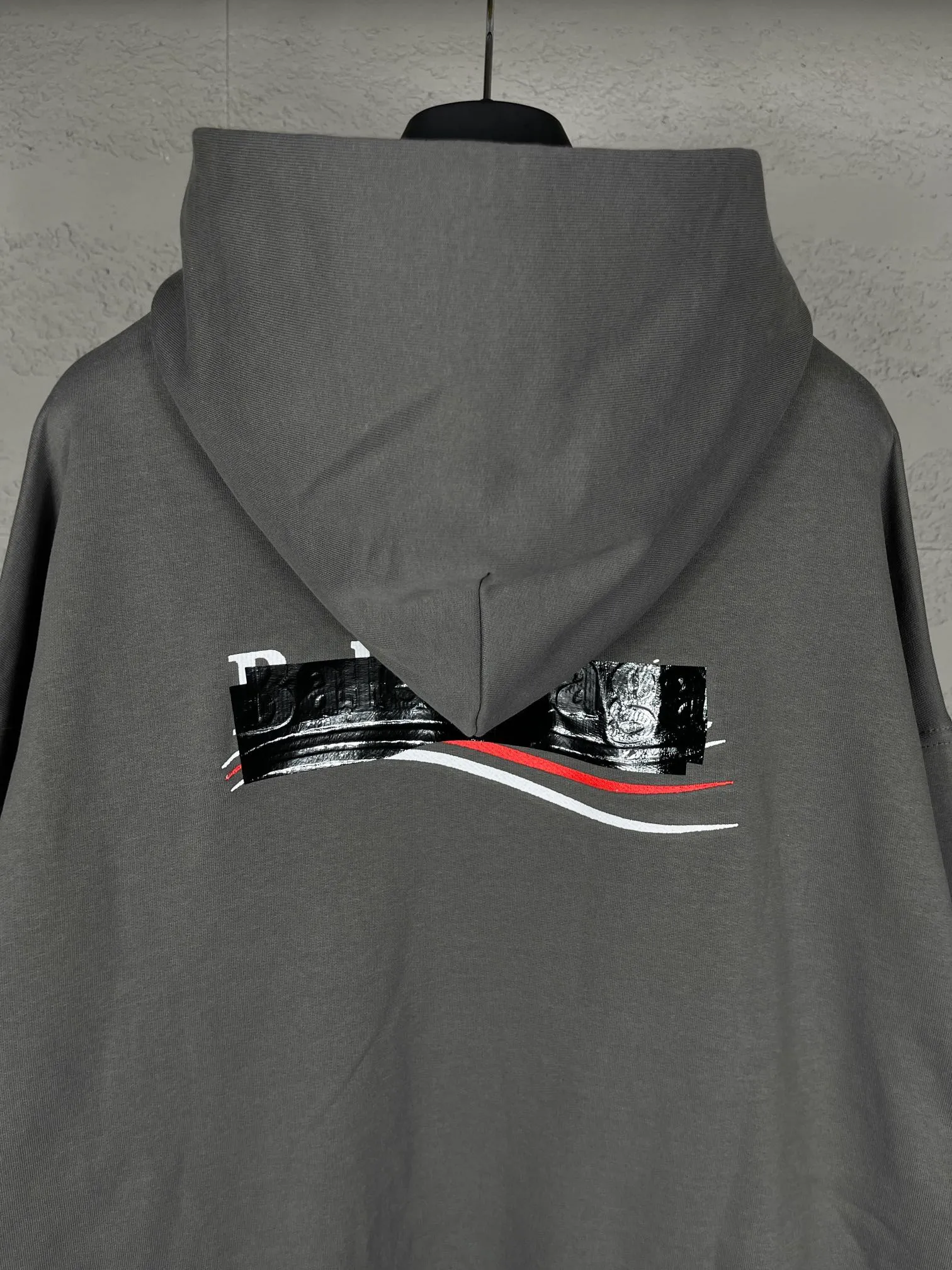 🅿️310 Actual pictures [Top version. Official website quality] BALENCI*GA/Paris #Classic. Coke embroidered black tape hooded sweatshirt. The fabric is made of Paris ZP custom-woven and dyed cotton sweatshirt. The weight is 450 grams. The cloth surface is clean. The cloth pattern is clear, soft and comfortable. The color fastness is good. It is not easy to change color. The threads are dyed with no color difference. The classic pattern embroidery uses an imported embroidery machine, and the embroidery thread color is based on the original color. It is produced based on the pictures in the Jubie market. The letters are clear. The three-dimensional effect is strong. The embroidered flowers are laminated on the finished product. The version adopts OS loose shoulder design. Same style for men and women. Code: BL238058 Color: black, off-white, smoky gray, red, brown Size: XS S M L