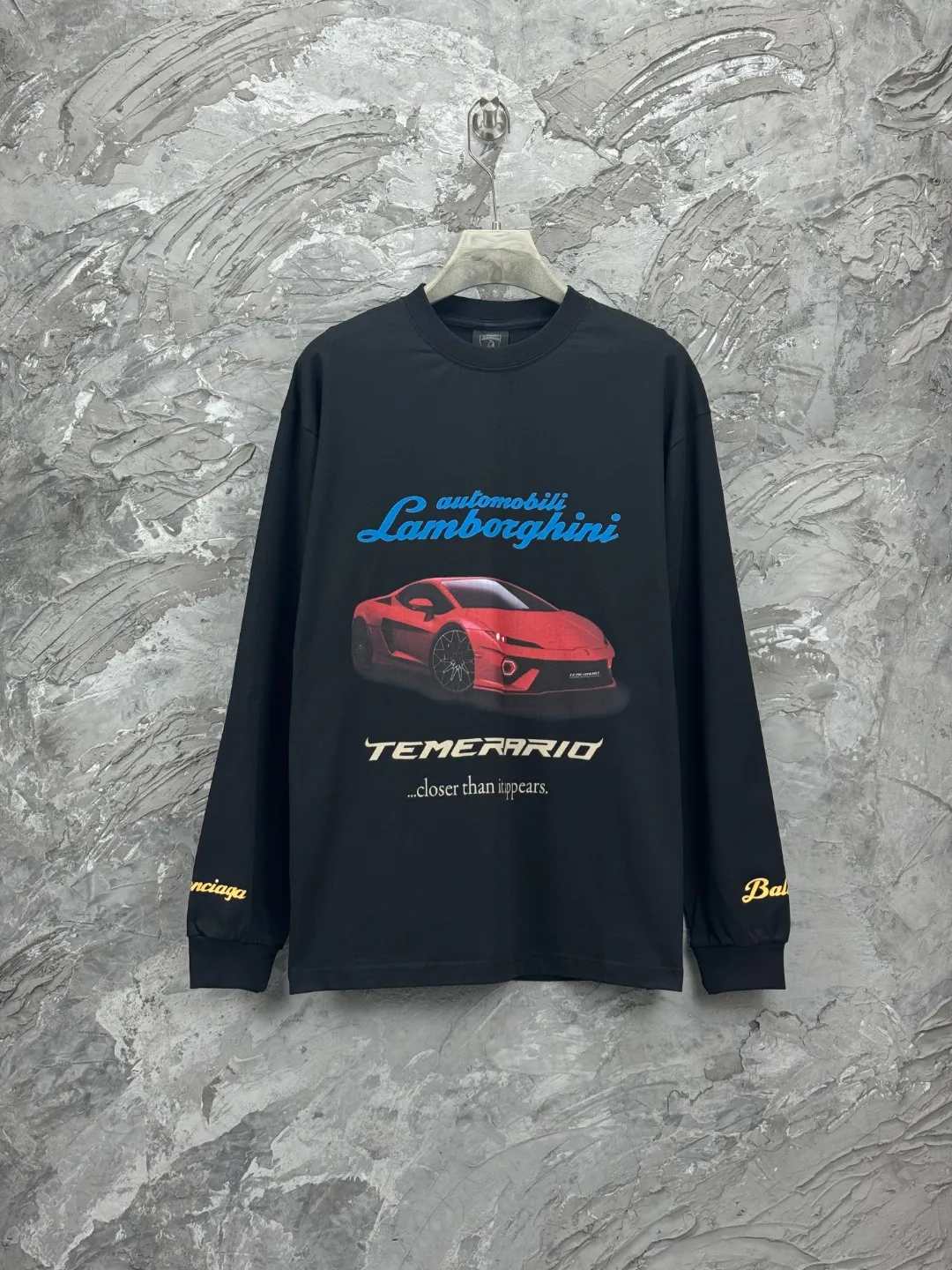 🅿️280 BALENCI*GA Paris co-branded Lamborghini Lamborghini front and back long-sleeved T-shirt with direct-injection printing on the left and right sleeves. The printing is done by computer direct-injection. The letters are clear and the effect is three-dimensional. Exclusively woven and dyed 280g fabric. Threads are dyed in the same cylinder with zero color difference. The version adopts OS loose off-shoulder version. Welcome to compare. Same style for men and women -Color: white gray black -SIZE: Xs S M L Style number 8537#