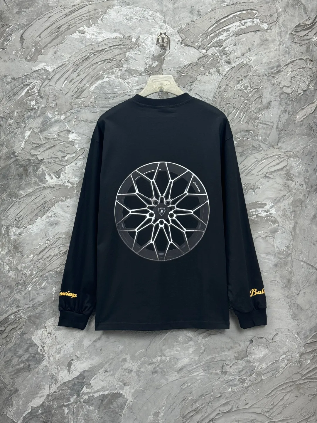 🅿️280 BALENCI*GA Paris co-branded Lamborghini Lamborghini front and back long-sleeved T-shirt with direct-injection printing on the left and right sleeves. The printing is done by computer direct-injection. The letters are clear and the effect is three-dimensional. Exclusively woven and dyed 280g fabric. Threads are dyed in the same cylinder with zero color difference. The version adopts OS loose off-shoulder version. Welcome to compare. Same style for men and women -Color: white gray black -SIZE: Xs S M L Style number 8537#