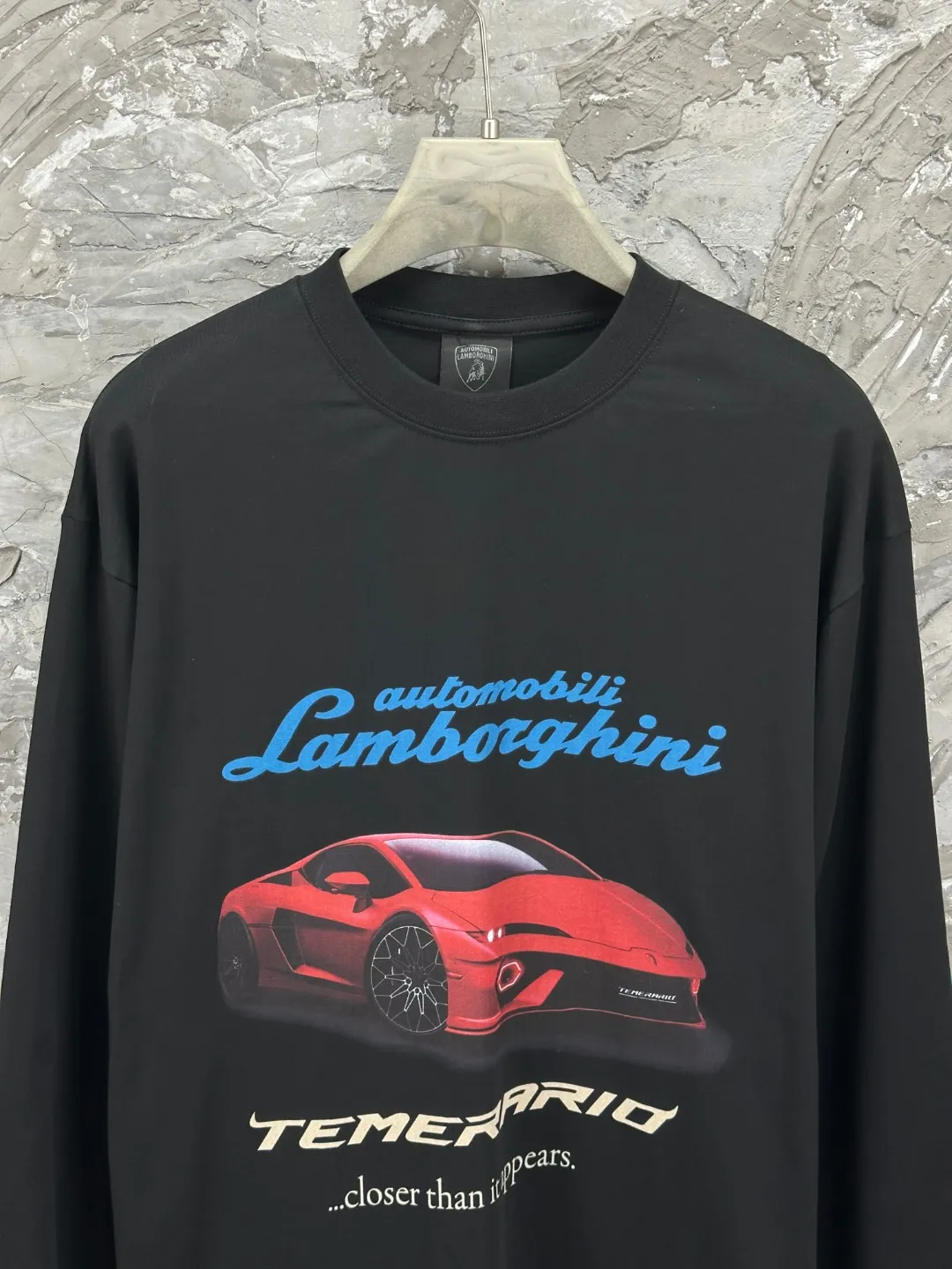 🅿️280 BALENCI*GA Paris co-branded Lamborghini Lamborghini front and back long-sleeved T-shirt with direct-injection printing on the left and right sleeves. The printing is done by computer direct-injection. The letters are clear and the effect is three-dimensional. Exclusively woven and dyed 280g fabric. Threads are dyed in the same cylinder with zero color difference. The version adopts OS loose off-shoulder version. Welcome to compare. Same style for men and women -Color: white gray black -SIZE: Xs S M L Style number 8537#