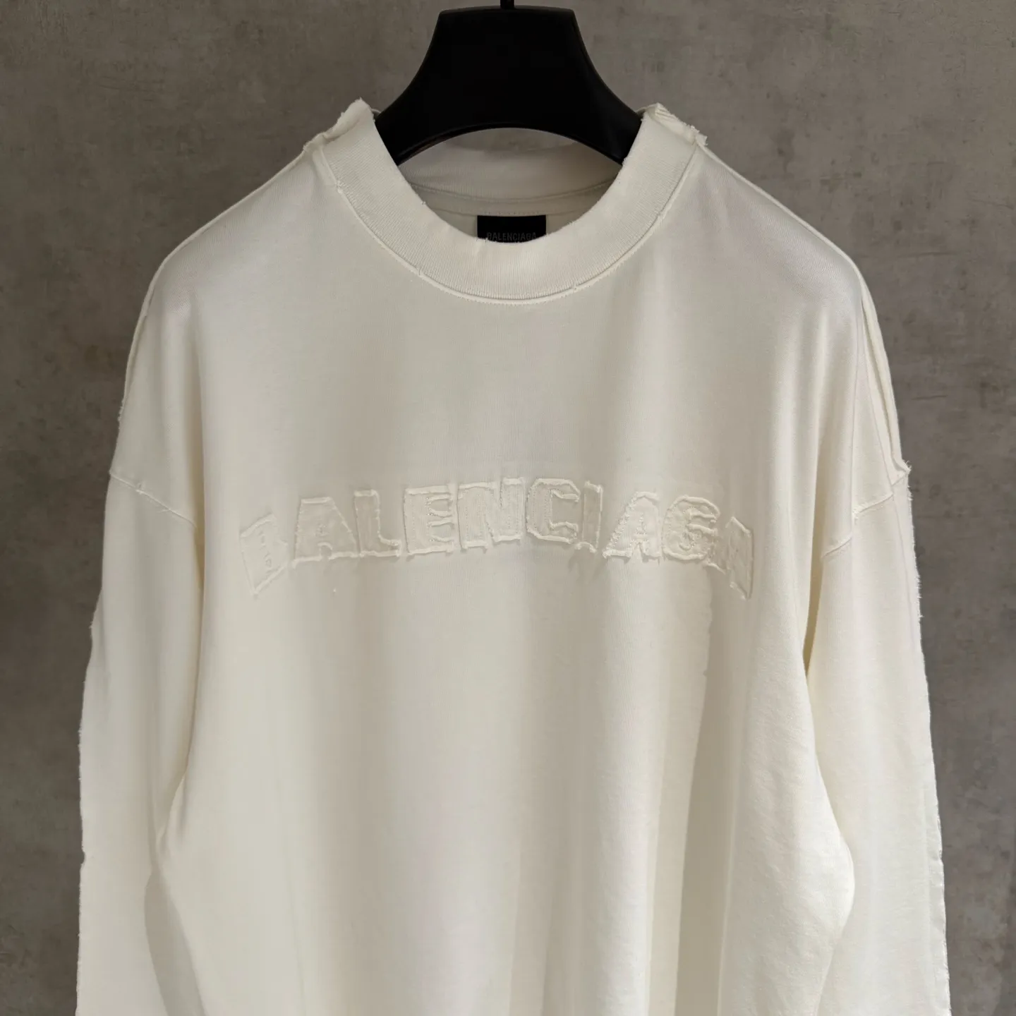 🅿️350 [Strict quality control] BAL Balenciaga's new appliqué embroidered long-sleeved sweatshirt T-shirt. Heavy 340g double yarn fabric. Wash the whole garment twice. Frayed and torn on all four sides. Heavy fabric. The neckline is made of icy Solona. Loose fit. Deep, wide and stylish. No deformation or shrinkage. Color: 3 colors, black, white and gray. Size: M-2xl