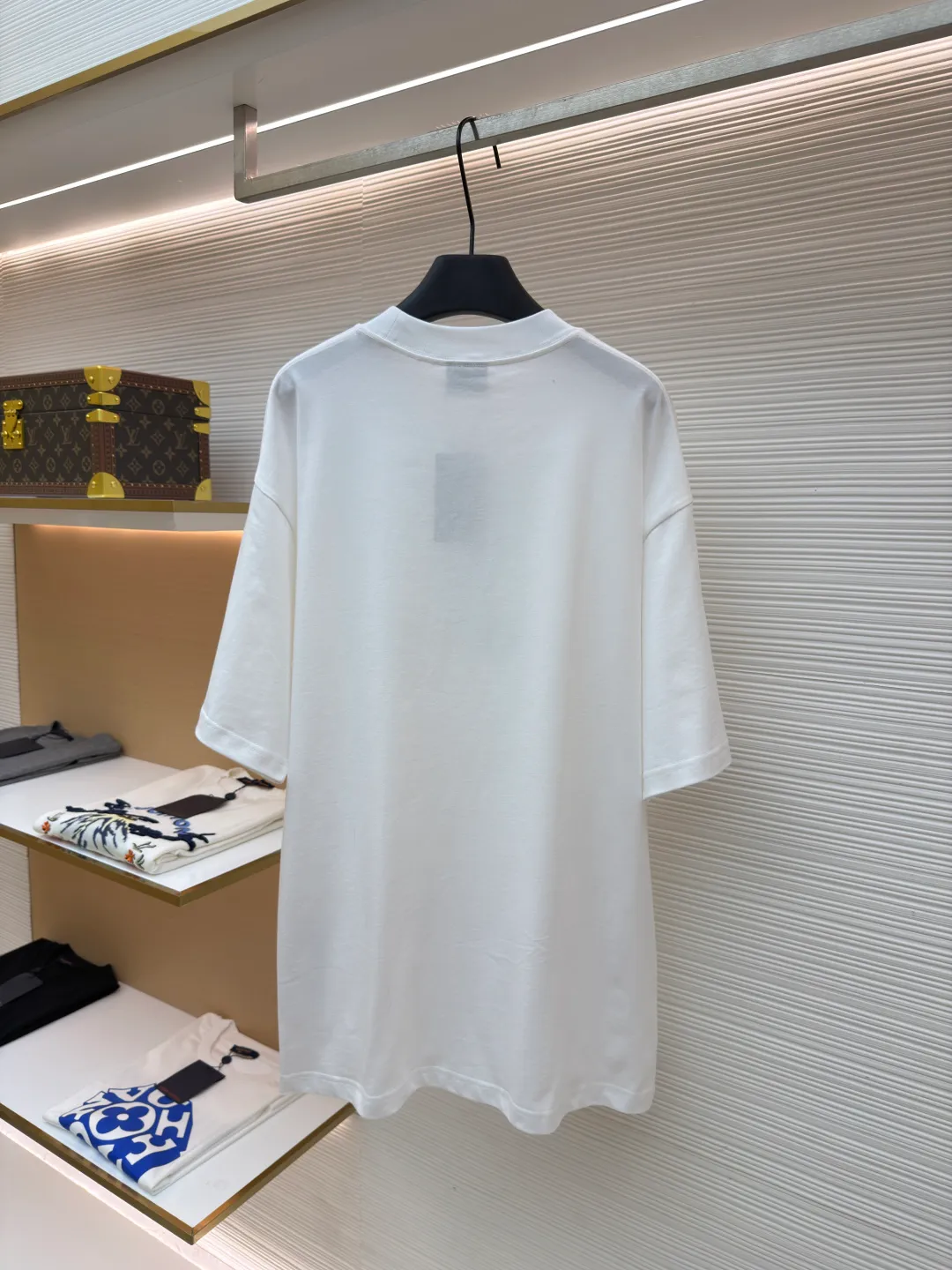 Balenciaga nano BB printed short sleeves ●Original version: Purchased and developed for 4600 ●Item number: 1682358-X90 ●Fabric: moire jersey fabric ●Technology: Glue printing production ●Color: white ●Version: Loose version ●Weight: about 325 grams ●Size: The layered texture carrier is embellished with the exquisite Balenciaga nano BB art on the chest and stamped with a silver-gray artistic seal. It is a concrete expression of the brand's soul. Use every outfit to outline your own fashion picture. Glue printing is used. The chest printing has been modified three times with the film screen. The glue liquid paint is used to print the pattern on the fabric. The fabric is baked to fix the printed pattern. The fabric has been washed. It has a better hand feel and texture. It is not easy to deform, not easy to shrink, not easy to fade, and maintains long-term beauty. The overall wiring is straight and delicate, the fabric is comfortable and soft, and the color is consistent without color difference. It can be matched with the same style to create a fashionable look and control various occasions. Customized accessories, complete with three standards, same style for men and women!