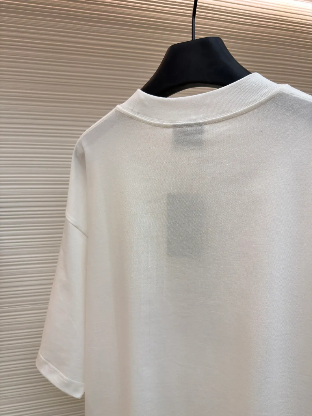 Balenciaga nano BB printed short sleeves ●Original version: Purchased and developed for 4600 ●Item number: 1682358-X90 ●Fabric: moire jersey fabric ●Technology: Glue printing production ●Color: white ●Version: Loose version ●Weight: about 325 grams ●Size: The layered texture carrier is embellished with the exquisite Balenciaga nano BB art on the chest and stamped with a silver-gray artistic seal. It is a concrete expression of the brand's soul. Use every outfit to outline your own fashion picture. Glue printing is used. The chest printing has been modified three times with the film screen. The glue liquid paint is used to print the pattern on the fabric. The fabric is baked to fix the printed pattern. The fabric has been washed. It has a better hand feel and texture. It is not easy to deform, not easy to shrink, not easy to fade, and maintains long-term beauty. The overall wiring is straight and delicate, the fabric is comfortable and soft, and the color is consistent without color difference. It can be matched with the same style to create a fashionable look and control various occasions. Customized accessories, complete with three standards, same style for men and women!