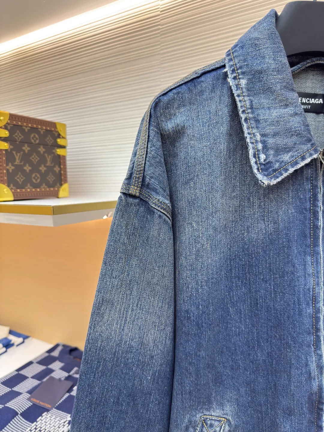Balenciaga destruction denim jacket ●Authentic product: Purchased and developed by 9437 ●Item number: 1680487-B15 ●Fabric: Denim denim ●Technology: Washed and frayed ●Version: Loose version ●Weight: about 1110g ●Size: XS-S-M ●Description: The fabric is made of high-density pure cotton twill denim imported from Italy. The narrow-width fabric loses a lot to restore the loose drape feeling. The fabric is washed and depadded first. The washing process needs to be repeated three times to restore the color. Through washing and sanding, the old texture is formed. The color is too natural. Finally, a professional painter is required to paint the transition. Custom-woven and dyed trousers and pocket fabrics. The entire thickness. The material is consistent with YB. The cuts are located and damaged. Purely hand-ground and hand-picked. A complete set of customized accessories. Bronze-colored hardware with flat nails. The overall wiring is straight and delicate, the fabric is comfortable and soft, and the color is consistent without color difference. It can be matched with the same style to create a fashionable look and control various occasions. Customized accessories, complete with three standards, same style for men and women!
