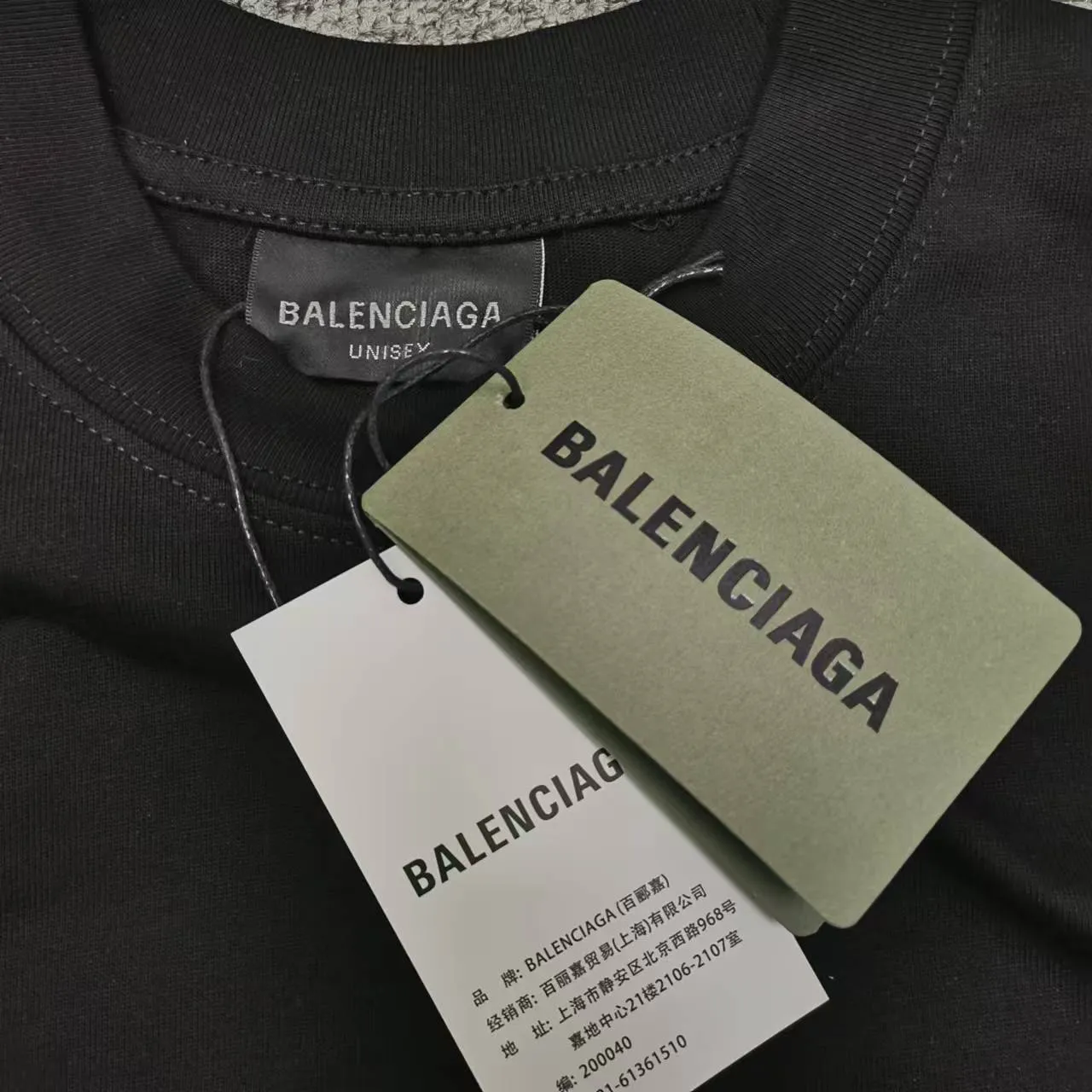 Top version BALENCIAGA/Paris. 2025 new Manchester United co-branded embroidery. Brick cabinet synchronization. Genuine product development at the first time, happy to print and compare! The fabric is made of Paris ZP custom-woven and dyed cotton with double yarn. Weighing 260 grams, the cloth surface is clean. The cloth pattern is clear, soft and comfortable. The threads are dyed with no color difference. The embroidery uses imported Tajima embroidery machines. The letters are clear and the effect is three-dimensional. The entire garment is worn and distressed. The version adopts OS loose shoulder design. Same style for men and women. Color: black. Size: XS S M L P: 290