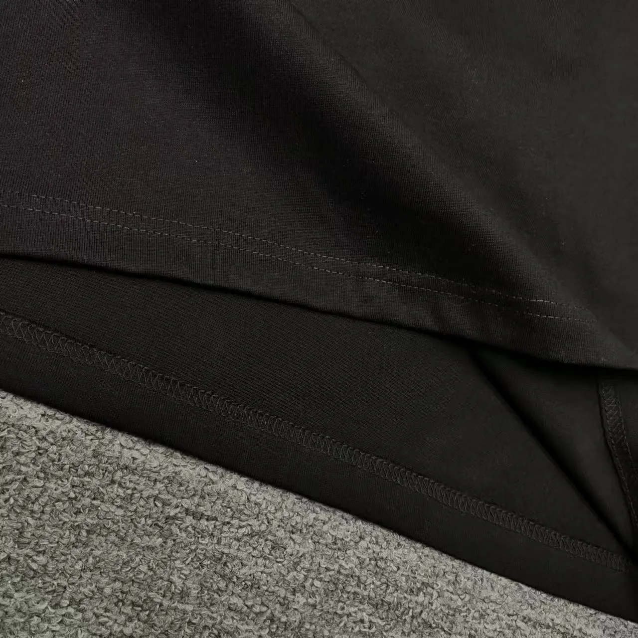 Top version BALENCIAGA/Paris. 2025 new Manchester United co-branded embroidery. Brick cabinet synchronization. Genuine product development at the first time, happy to print and compare! The fabric is made of Paris ZP custom-woven and dyed cotton with double yarn. Weighing 260 grams, the cloth surface is clean. The cloth pattern is clear, soft and comfortable. The threads are dyed with no color difference. The embroidery uses imported Tajima embroidery machines. The letters are clear and the effect is three-dimensional. The entire garment is worn and distressed. The version adopts OS loose shoulder design. Same style for men and women. Color: black. Size: XS S M L P: 290