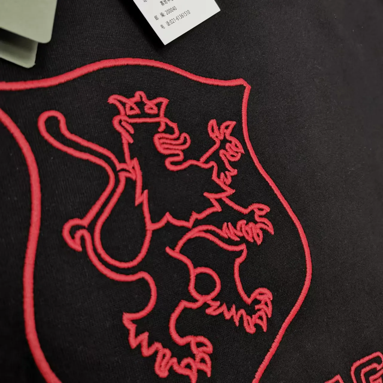 Top version BALENCIAGA/Paris. 2025 new Manchester United co-branded embroidery. Brick cabinet synchronization. Genuine product development at the first time, happy to print and compare! The fabric is made of Paris ZP custom-woven and dyed cotton with double yarn. Weighing 260 grams, the cloth surface is clean. The cloth pattern is clear, soft and comfortable. The threads are dyed with no color difference. The embroidery uses imported Tajima embroidery machines. The letters are clear and the effect is three-dimensional. The entire garment is worn and distressed. The version adopts OS loose shoulder design. Same style for men and women. Color: black. Size: XS S M L P: 290
