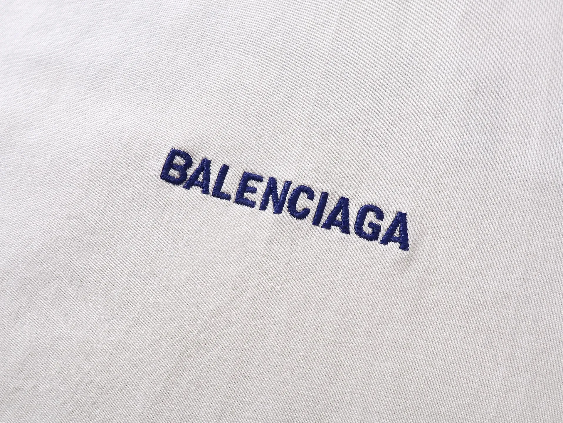 🅿️180 real photos [Top version. Official website quality] BALENCI*GA/25 new model. Washed and distressed short-sleeved T-shirt with Paris LOGO embroidery on the front and back # The back is distressed and distressed in multiple spots. SS25 latest style. Research and development at the first time, different market currencies. Comparisons welcome. The fabric is made of Paris ZP custom-woven and dyed cotton double yarn. Weighing 260 grams, the cloth surface is clean. The cloth pattern is clear, soft and comfortable. The threads are dyed with no color difference. The embroidery is done with embroidery machines imported from Tajima, and the garments are washed and worn to make them look old. Jubie market currency. Welcome to compare. The version adopts OS loose shoulder design. Same style for men and women. Code: BL253715 Color: Apricot Size: XS S M L