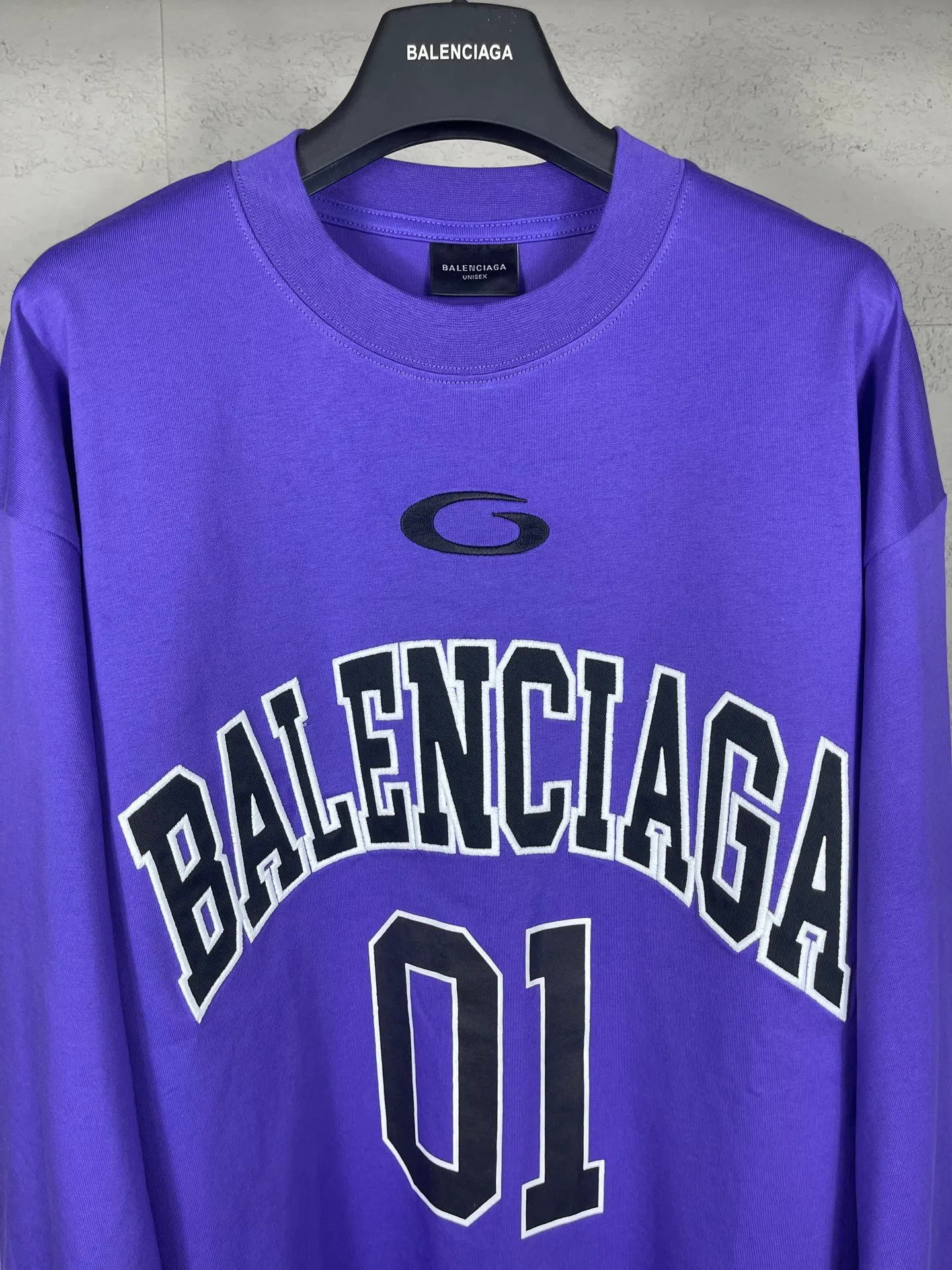 🅿️240 real photos [Top version. Official website quality] BALENCI*GA/Paris.SS25 latest basketball uniform embroidered printed long-sleeved T-shirt. The front embroidery is embroidered and printed using a Tajima computer embroidery machine, the lower left corner is stamped, and the back piece is printed. Brick cabinets are synchronized. Genuine products are developed at the first time. The fabric is made of Paris ZP custom-woven and dyed cotton double yarn. Weighing 260 grams, the cloth surface is clean. The cloth pattern is clear, soft and comfortable. The threads are dyed with no color difference. The printing uses environmentally friendly imported materials, the letters are clear and the effect is three-dimensional. The version adopts OS loose shoulder design. Same style for men and women. Code: BL255069 Color: black, white, purple, orchid. Size: XS S M L