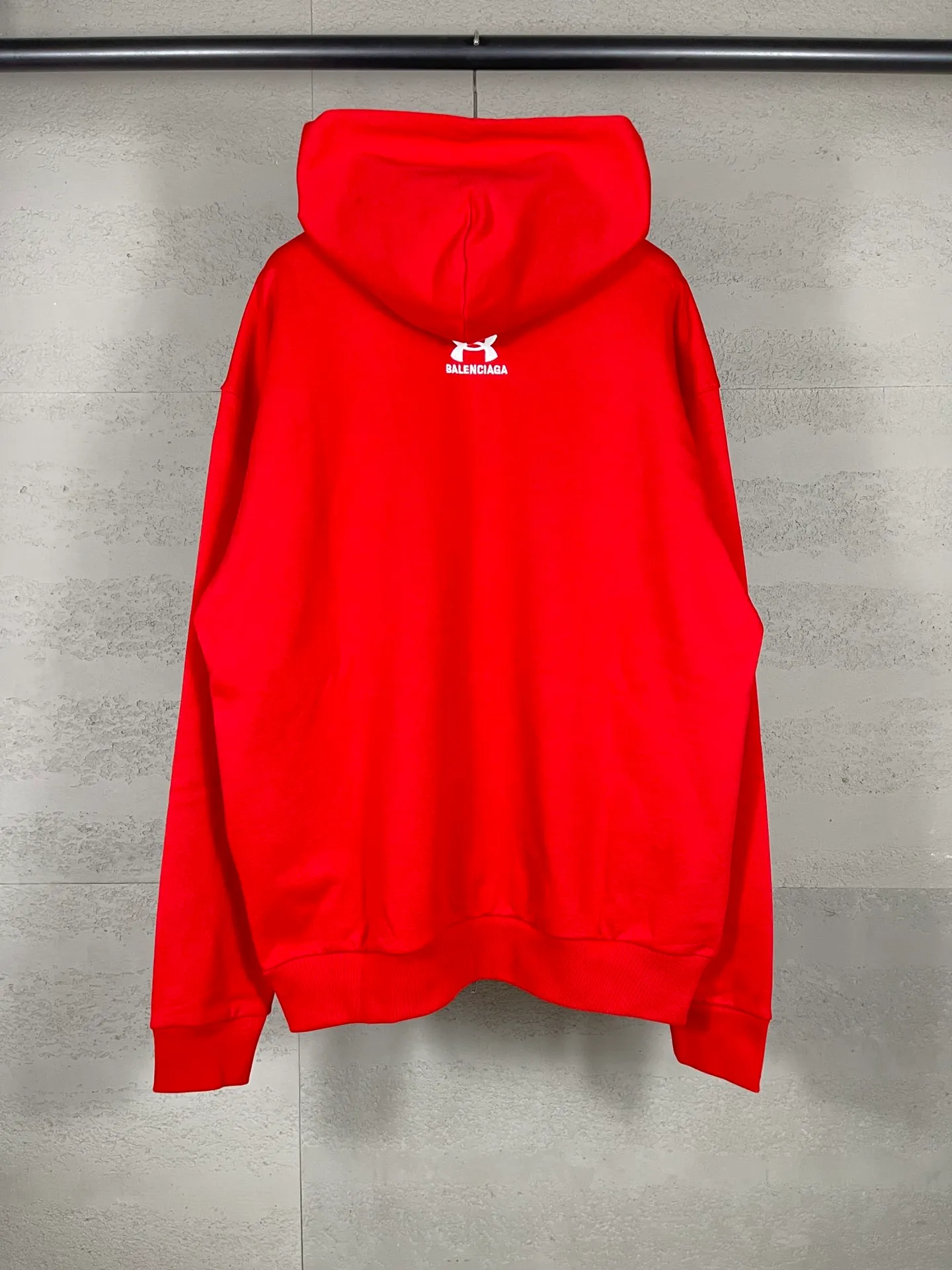 🅿️360 real photos [Top version. Official website quality] BALENCI*GA/Paris joint Under Armor front and rear embroidered cardigan hooded sweatshirt # SS24 latest model. Research and development at the first time, different market currencies. Comparisons welcome. The fabric is made of Paris ZP custom-woven and dyed cotton terry sweatshirt. The weight is 460 grams. The cloth surface is clean. The cloth pattern is clear, soft and comfortable. The threads are dyed with no color difference. The classic LOGO pattern embroidery is embroidered by Tajima imported machine. The letters are clear, three-dimensional and without burrs. Jubie market produces pictures based on pictures. Welcome to compare. The version adopts OS loose shoulder design. Same style for men and women. Code: BL238928 Color: black, red Size: XS S M L