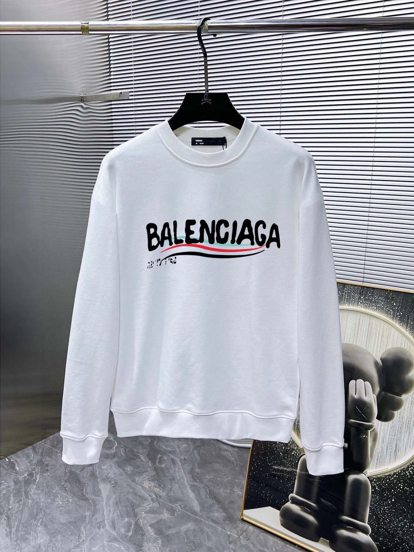 🅿️220 brand [BALENCIAGA] (good news for fat people) 2025ss autumn latest long-sleeved round-neck sweatshirt, available simultaneously on the official website. Refreshing and breathable. Made of top Tencel Roman. Comfortable and soft. 3D stereoscopic clarity. Super fashion sense. Great gift for personal use. Size: M-5XL (can wear up to 220 pounds)