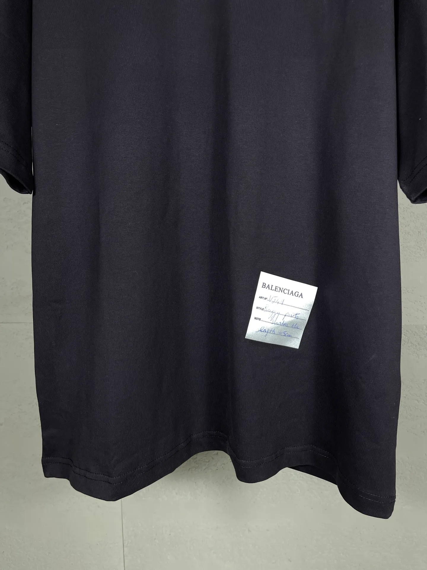 🅿️166 Actual pictures [Top version. Official website quality] BALENCI*GA/Paris. 2024 new style. Short-sleeved T-shirt with sticky notes on the hem. The sticky notes are customized according to Y board quality, and the unique color of the fabric is customized and dyed according to the original product, unlike the ordinary black fabrics on the market. Brick cabinets are synchronized. Genuine products are developed at the first time, and you can print and compare! The fabric is made of Paris ZP custom-woven and dyed cotton double yarn. Weighing 260 grams, the cloth surface is clean. The cloth pattern is clear, soft and comfortable. The threads are dyed with no color difference. The sticky note labels are made of original imported labels and should not turn yellow or fall off. The version adopts OS loose shoulder design. Same style for men and women. Code: BL223356 Color: dark purple, white, yellow. Size: XS to L