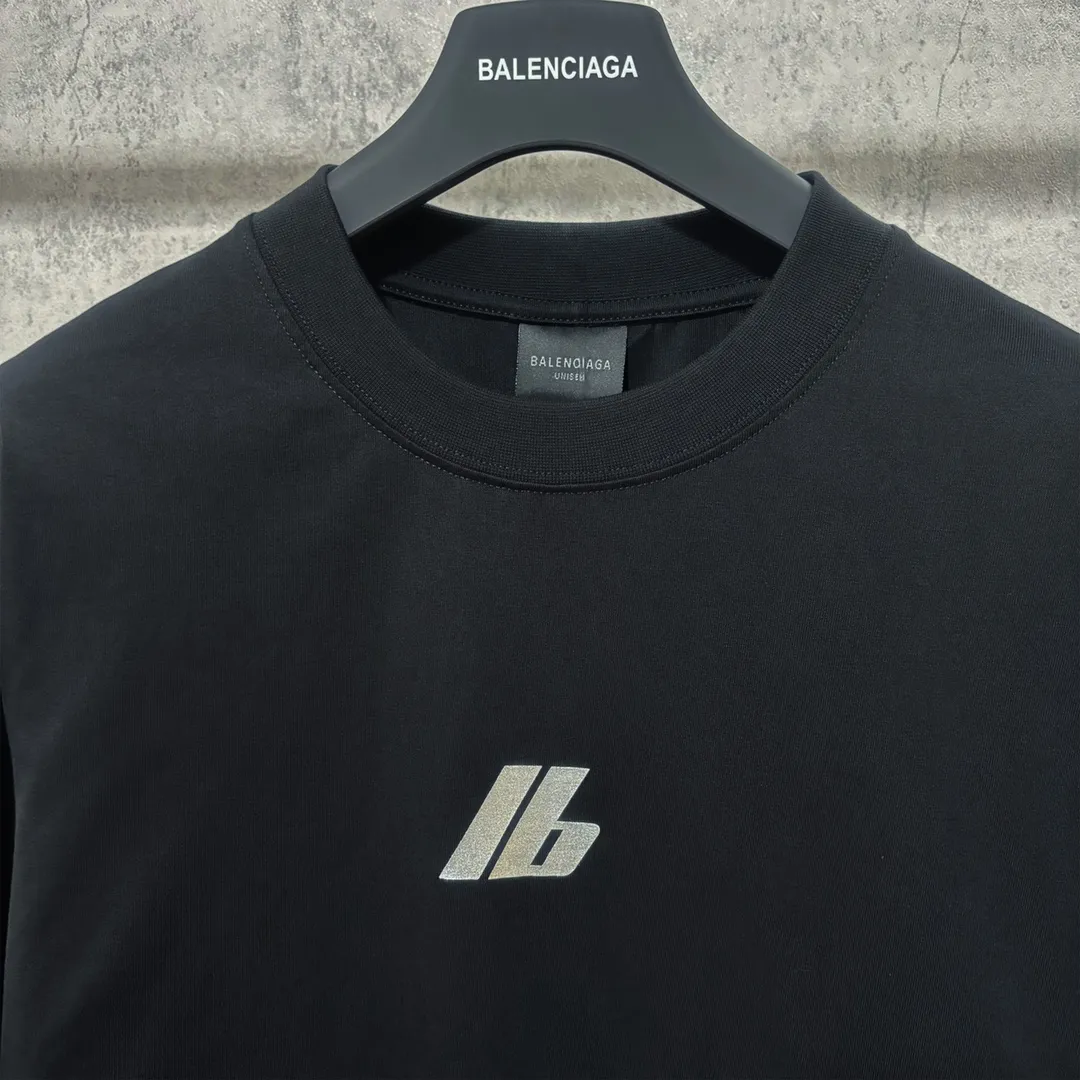 🅿️160 9101# Actual pictures Top version [BALENCIA*GA] Official website quality Paris new classic front and rear reflective printed T-shirt OS version Loose dropped shoulders Unisex fabric: 260g 100% cotton double yarn Technology: Front and back reflective printing Garment wash Shape solid Color: Black White Size: XS S M L