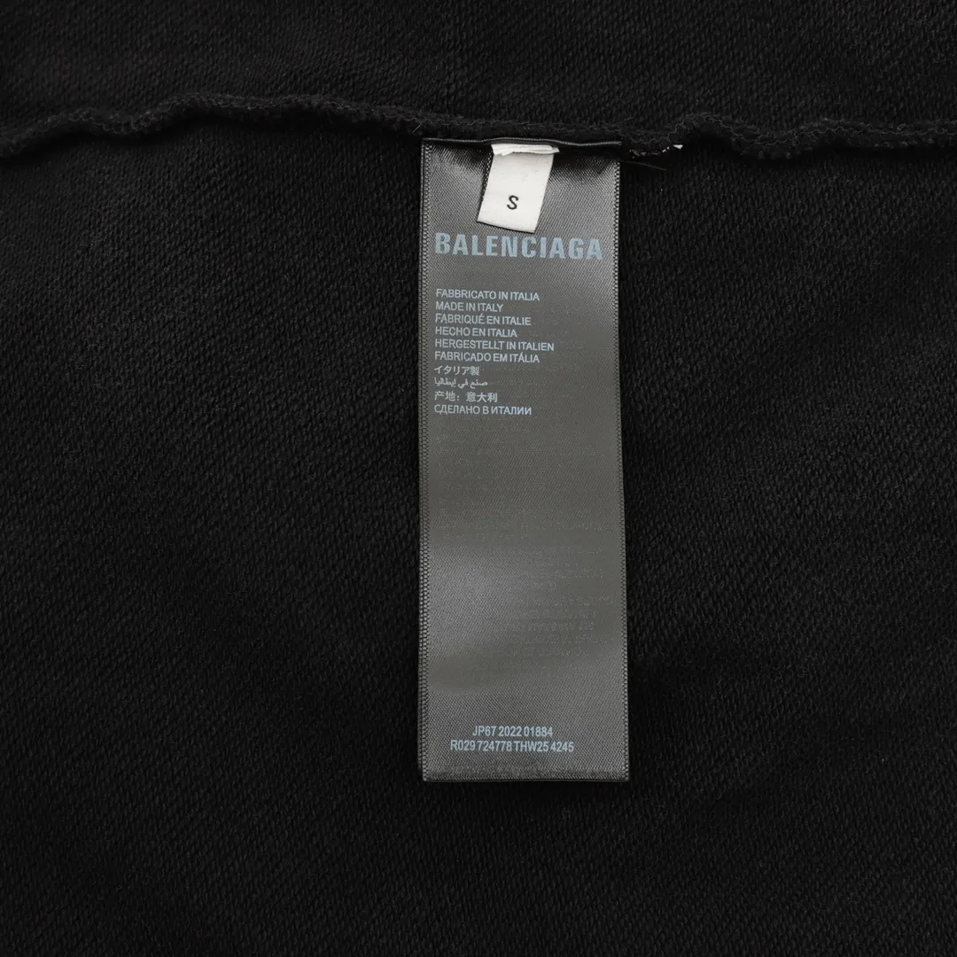 🅿️520 Balenciaga/Balenciaga washed letter printed round neck sweatshirt, customized high weight knitted cotton fabric, carefully made, has a particularly solid feel, full texture, soft and delicate, comfortable upper body, excellent moisture absorption and perspiration performance, not stuffy! The logo written in cursive on the chest is very conspicuous, and the gradient is washed and destroyed, making it highly recognizable! The loose OS cut is in line with the current trend aesthetic. It is very tolerant and can be easily styled if you wear it casually! size：S-L