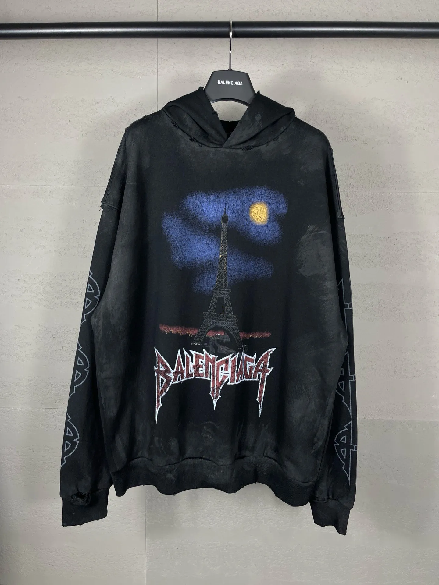 🅿️380 real shots [Top version. Official website quality] BALENCI*GA/Paris. 2024 latest Paris Eiffel Tower inkjet graffiti hand-painted gradient color print washed distressed hooded sweatshirt. Overweight craftsmanship, brick cabinet synchronization. ⚠️Distinguish the market currency, genuine development, this style is black enzyme wash. It is not the market wrong wash water black. The weight is 450 grams, worn. The hand-painted is consistent with ZP, and the printing uses Kornit digital direct printing. The garments are washed, worn and worn. Graffiti are hand-painted. The whole piece is designed with extra heavy craftsmanship. Comparisons welcome. The version adopts OS loose shoulder design. Same style for men and women. Code: BL238012 Color: Black Size: XS S M L