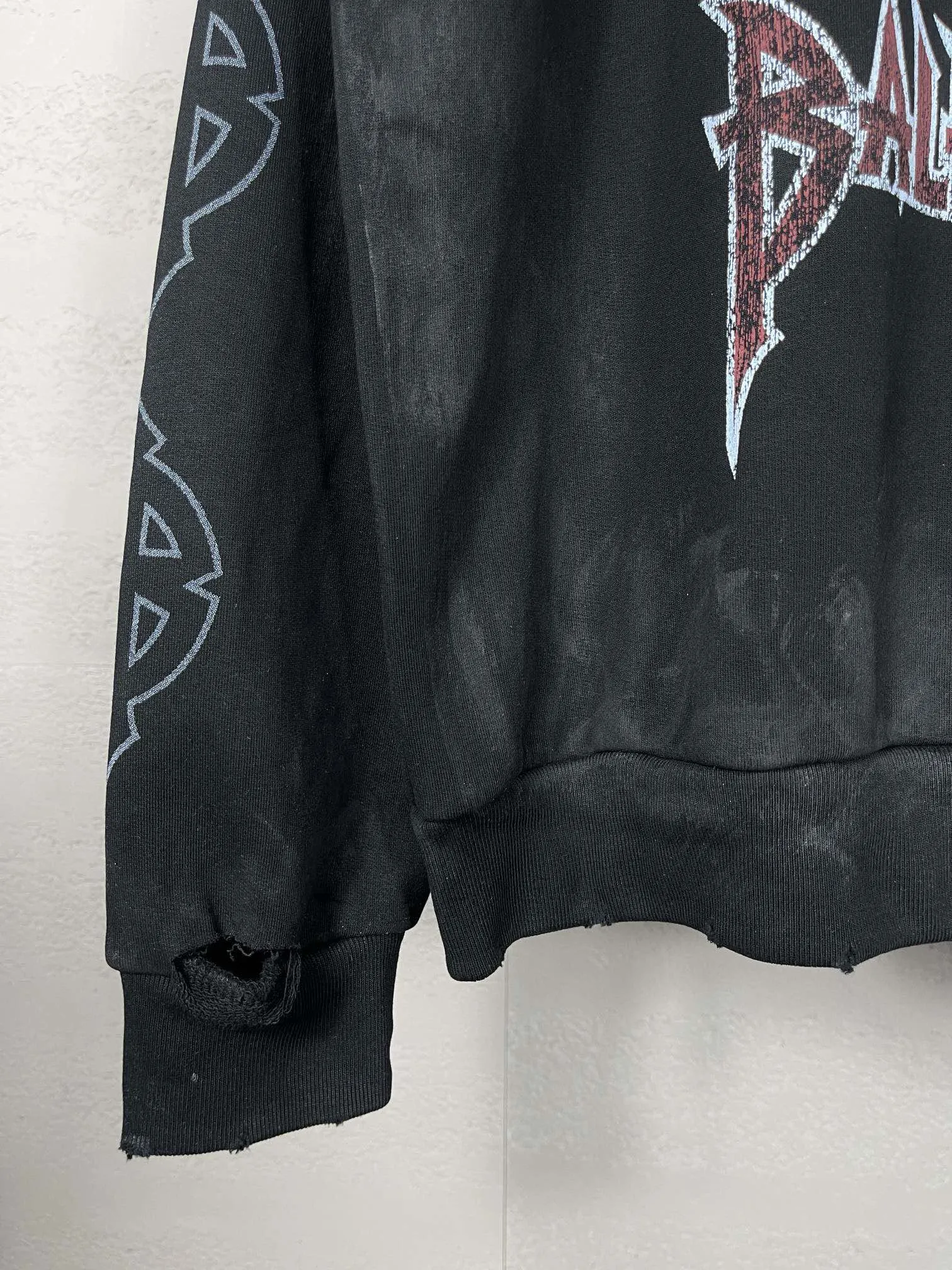 🅿️380 real shots [Top version. Official website quality] BALENCI*GA/Paris. 2024 latest Paris Eiffel Tower inkjet graffiti hand-painted gradient color print washed distressed hooded sweatshirt. Overweight craftsmanship, brick cabinet synchronization. ⚠️Distinguish the market currency, genuine development, this style is black enzyme wash. It is not the market wrong wash water black. The weight is 450 grams, worn. The hand-painted is consistent with ZP, and the printing uses Kornit digital direct printing. The garments are washed, worn and worn. Graffiti are hand-painted. The whole piece is designed with extra heavy craftsmanship. Comparisons welcome. The version adopts OS loose shoulder design. Same style for men and women. Code: BL238012 Color: Black Size: XS S M L