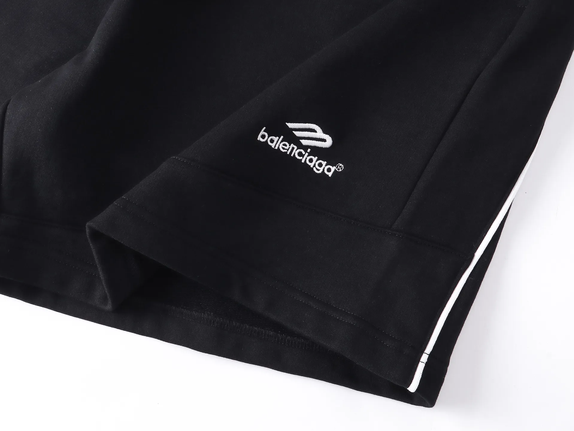 🅿️230 real shots [Top version. Official website quality] BALENCI*GA/Paris. 2025 new model. Paris co-branded Manchester United jersey LOGO embroidered multi-digit splicing shorts. Synchronized with brick cabinets. Developed authentic products at the first time, please print and compare! The fabric is made of Paris ZP custom-woven and dyed 100% cotton terry sweatshirt. The weight is 460 grams. The cloth surface is clean. The cloth pattern is clear and the hand feels soft and comfortable. The embroidery uses an imported Tajima embroidery machine. The letters are clear and the effect is three-dimensional. The version adopts a loose version. Same style for men and women. Code: BL257018 Color: Black Size: XS S M L