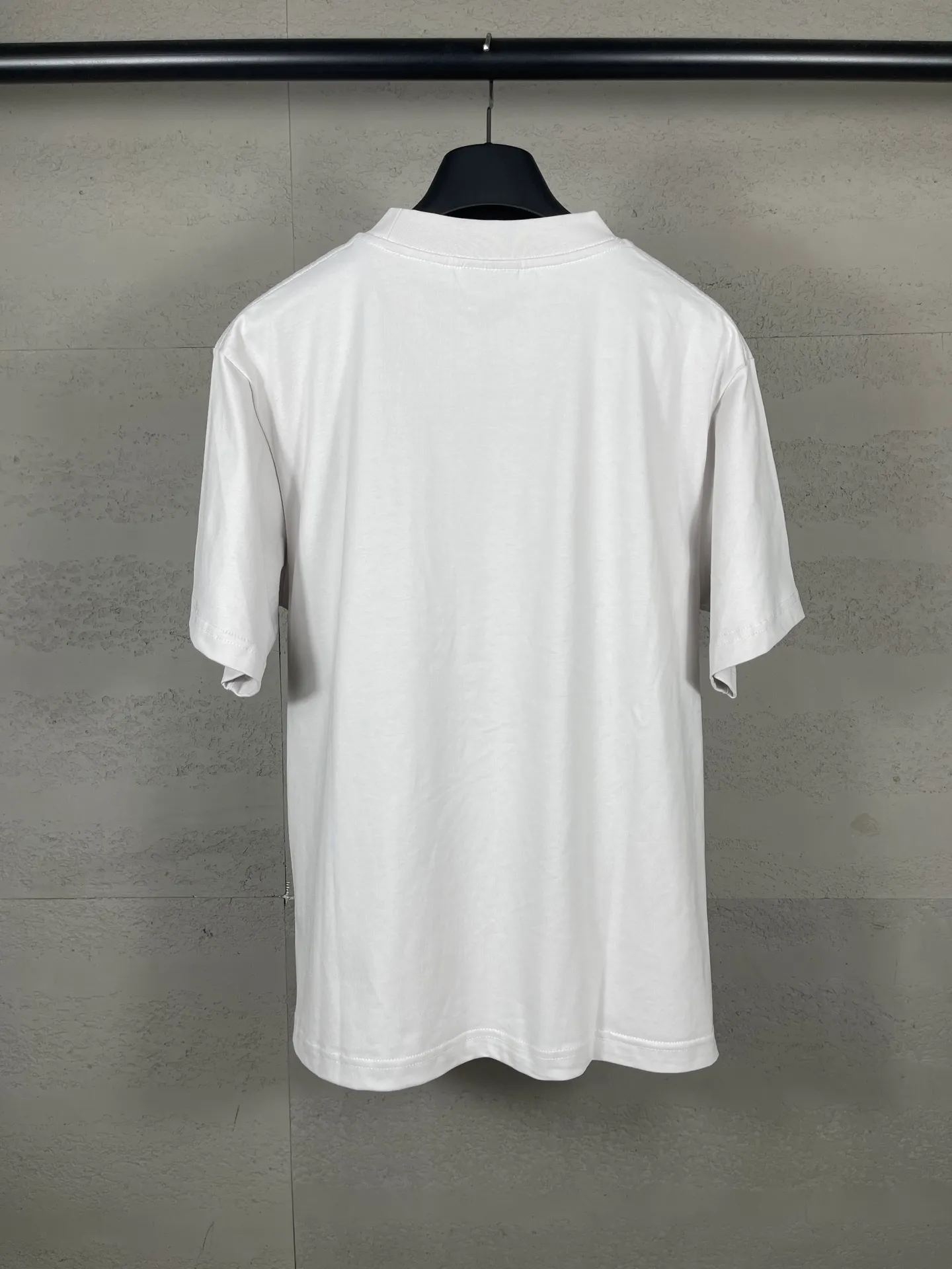 🅿️186 Note: Women’s version, real photos [Top version. Official website quality] BALENCI*GA/Paris #SS25 new short-sleeved T-shirt with LUXURY chest letter patch embroidery on the front. 2025 spring and summer brick cabinet synchronization welcomes comparison. The fabric is made of Paris ZP custom-woven and dyed cotton double yarn, weighing 260 grams. The cloth surface is clean. The cloth pattern is clear, soft and comfortable. The threads are dyed with no color difference. The letter LOGO is embroidered using imported Tajima embroidery machine. The letters are clear and the effect is three-dimensional. Restore the brick cabinet, adopt the medium version. Female version Code: BL253733 Color: blue, gray Size: XS S M L