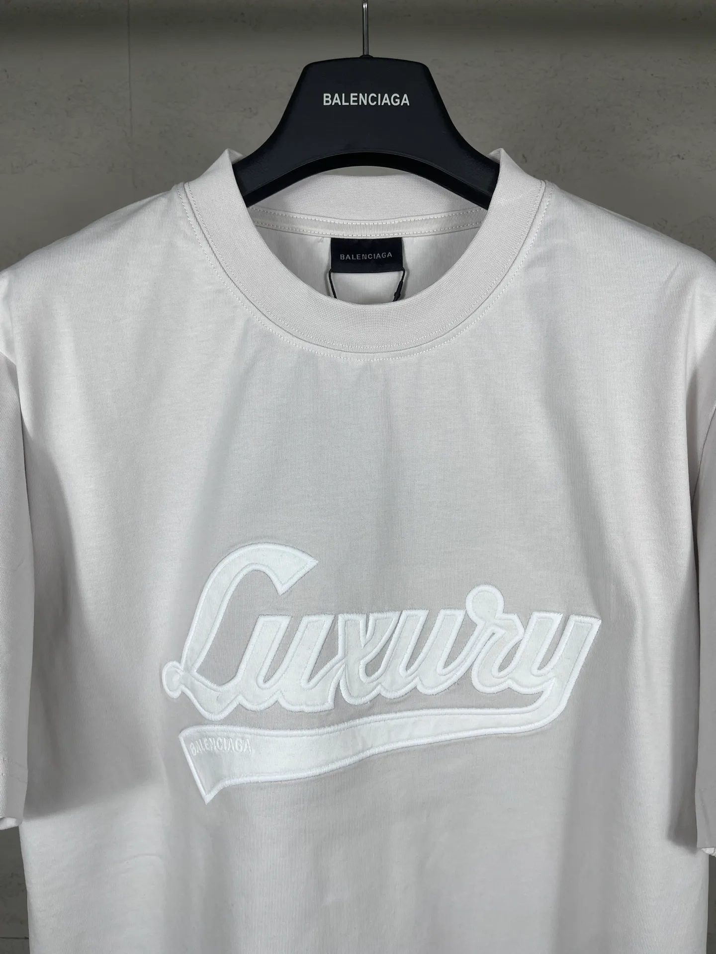 🅿️186 Note: Women’s version, real photos [Top version. Official website quality] BALENCI*GA/Paris #SS25 new short-sleeved T-shirt with LUXURY chest letter patch embroidery on the front. 2025 spring and summer brick cabinet synchronization welcomes comparison. The fabric is made of Paris ZP custom-woven and dyed cotton double yarn, weighing 260 grams. The cloth surface is clean. The cloth pattern is clear, soft and comfortable. The threads are dyed with no color difference. The letter LOGO is embroidered using imported Tajima embroidery machine. The letters are clear and the effect is three-dimensional. Restore the brick cabinet, adopt the medium version. Female version Code: BL253733 Color: blue, gray Size: XS S M L