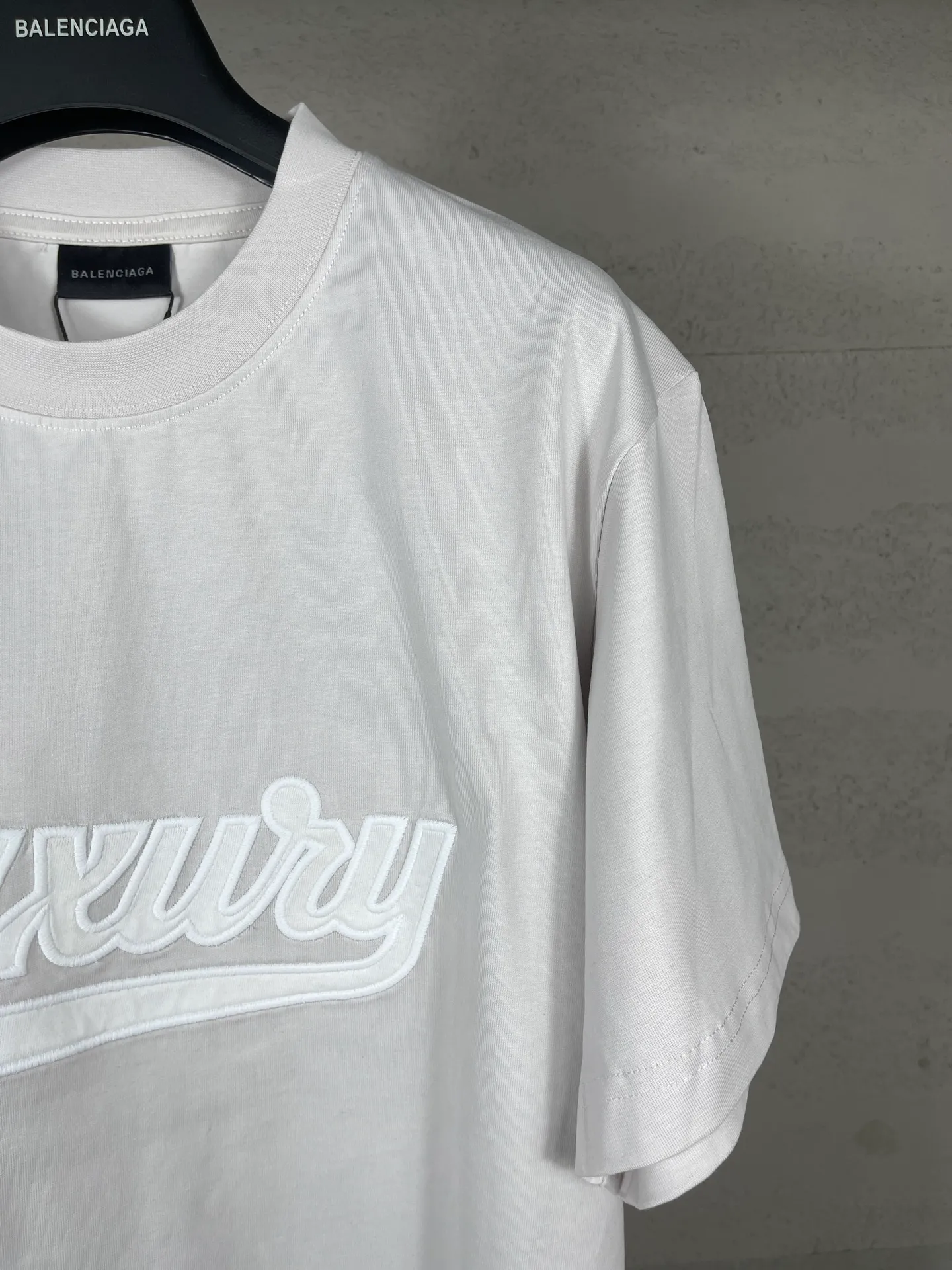 🅿️186 Note: Women’s version, real photos [Top version. Official website quality] BALENCI*GA/Paris #SS25 new short-sleeved T-shirt with LUXURY chest letter patch embroidery on the front. 2025 spring and summer brick cabinet synchronization welcomes comparison. The fabric is made of Paris ZP custom-woven and dyed cotton double yarn, weighing 260 grams. The cloth surface is clean. The cloth pattern is clear, soft and comfortable. The threads are dyed with no color difference. The letter LOGO is embroidered using imported Tajima embroidery machine. The letters are clear and the effect is three-dimensional. Restore the brick cabinet, adopt the medium version. Female version Code: BL253733 Color: blue, gray Size: XS S M L