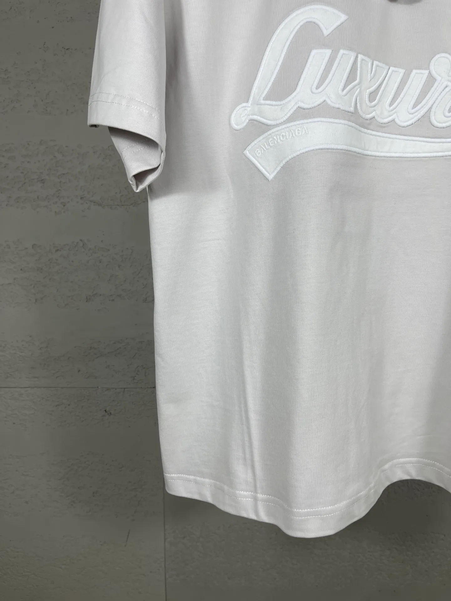 🅿️186 Note: Women’s version, real photos [Top version. Official website quality] BALENCI*GA/Paris #SS25 new short-sleeved T-shirt with LUXURY chest letter patch embroidery on the front. 2025 spring and summer brick cabinet synchronization welcomes comparison. The fabric is made of Paris ZP custom-woven and dyed cotton double yarn, weighing 260 grams. The cloth surface is clean. The cloth pattern is clear, soft and comfortable. The threads are dyed with no color difference. The letter LOGO is embroidered using imported Tajima embroidery machine. The letters are clear and the effect is three-dimensional. Restore the brick cabinet, adopt the medium version. Female version Code: BL253733 Color: blue, gray Size: XS S M L