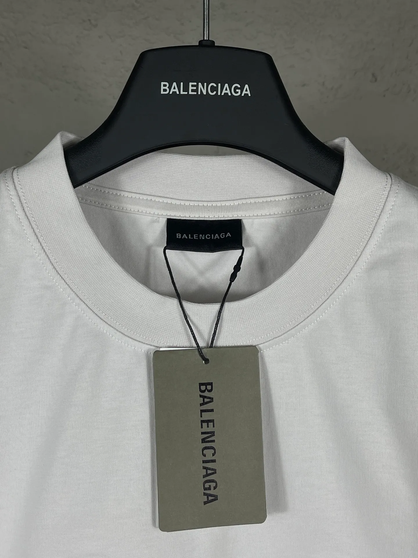 🅿️186 Note: Women’s version, real photos [Top version. Official website quality] BALENCI*GA/Paris #SS25 new short-sleeved T-shirt with LUXURY chest letter patch embroidery on the front. 2025 spring and summer brick cabinet synchronization welcomes comparison. The fabric is made of Paris ZP custom-woven and dyed cotton double yarn, weighing 260 grams. The cloth surface is clean. The cloth pattern is clear, soft and comfortable. The threads are dyed with no color difference. The letter LOGO is embroidered using imported Tajima embroidery machine. The letters are clear and the effect is three-dimensional. Restore the brick cabinet, adopt the medium version. Female version Code: BL253733 Color: blue, gray Size: XS S M L