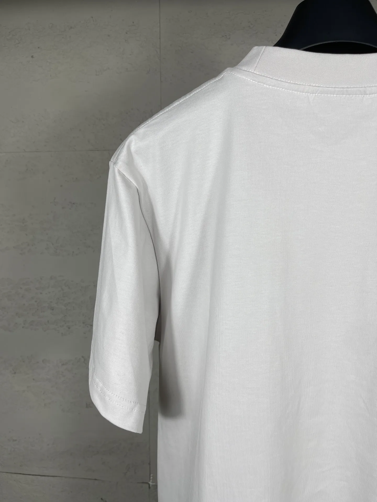 🅿️186 Note: Women’s version, real photos [Top version. Official website quality] BALENCI*GA/Paris #SS25 new short-sleeved T-shirt with LUXURY chest letter patch embroidery on the front. 2025 spring and summer brick cabinet synchronization welcomes comparison. The fabric is made of Paris ZP custom-woven and dyed cotton double yarn, weighing 260 grams. The cloth surface is clean. The cloth pattern is clear, soft and comfortable. The threads are dyed with no color difference. The letter LOGO is embroidered using imported Tajima embroidery machine. The letters are clear and the effect is three-dimensional. Restore the brick cabinet, adopt the medium version. Female version Code: BL253733 Color: blue, gray Size: XS S M L