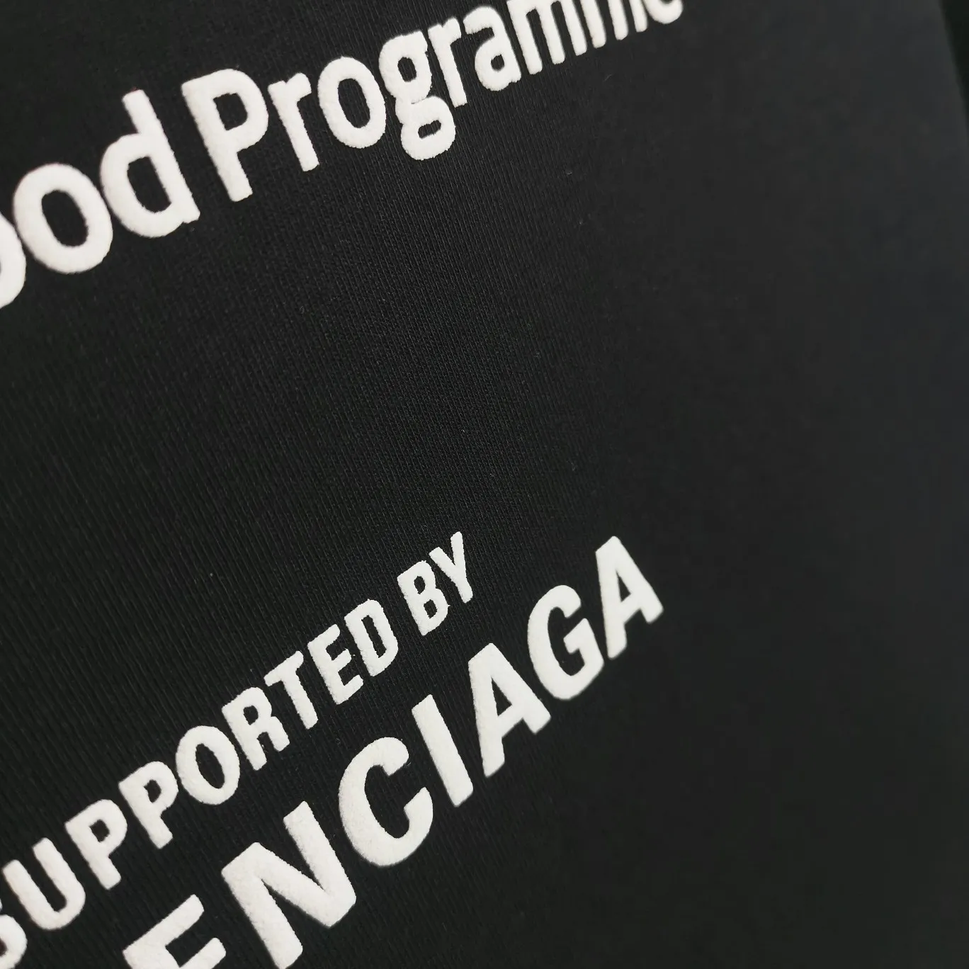 [New] Top version Balenciaga 22SS new WFP World Food Agency male and female couple star same style short-sleeved T-shirt. The fabric is made of 32S 280g double yarn pure cotton fabric. It does not pill and feels very good. It has been printed and dressed up dozens of times in order to achieve a 1:1 effect. All imported slurries are used. Proportional foaming powder is added to the slurry to foam at high temperatures. The printing convex effect is very good, and the powder does not fall off and does not break. Washable and environmentally friendly printing on the front and back panels. The entire printing process takes a long time. The hem and cuffs are all customized threads. There is no error in dyeing in the same vat. The workmanship is perfect. The accessories are all customized. This year's hot trend in the market. Many Internet celebrity tops. Very trendy. Same style for men and women. OverSzie version. Color: black, white, dark khaki, fluorescent green. Size: XS-L P:270