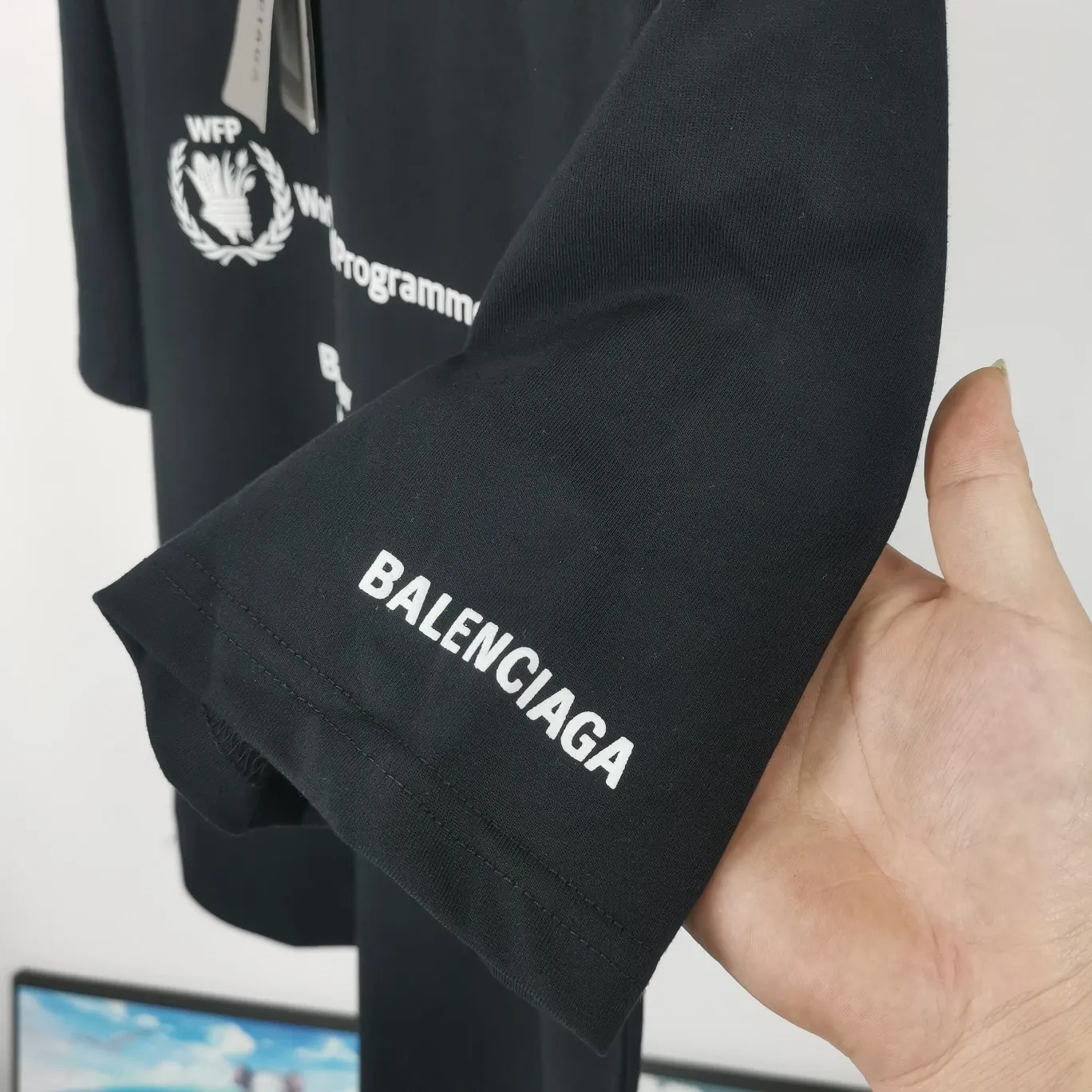 [New] Top version Balenciaga 22SS new WFP World Food Agency male and female couple star same style short-sleeved T-shirt. The fabric is made of 32S 280g double yarn pure cotton fabric. It does not pill and feels very good. It has been printed and dressed up dozens of times in order to achieve a 1:1 effect. All imported slurries are used. Proportional foaming powder is added to the slurry to foam at high temperatures. The printing convex effect is very good, and the powder does not fall off and does not break. Washable and environmentally friendly printing on the front and back panels. The entire printing process takes a long time. The hem and cuffs are all customized threads. There is no error in dyeing in the same vat. The workmanship is perfect. The accessories are all customized. This year's hot trend in the market. Many Internet celebrity tops. Very trendy. Same style for men and women. OverSzie version. Color: black, white, dark khaki, fluorescent green. Size: XS-L P:270