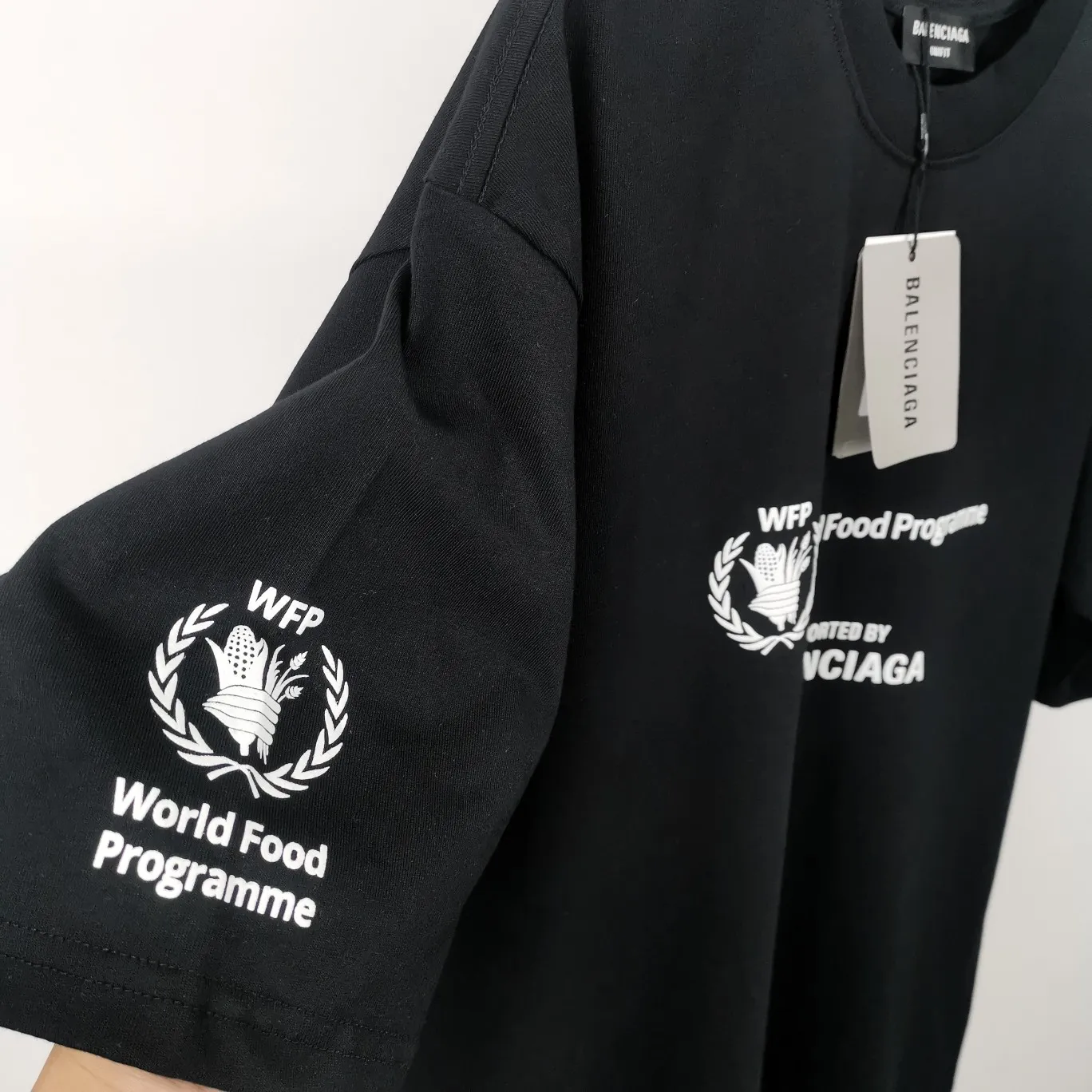 [New] Top version Balenciaga 22SS new WFP World Food Agency male and female couple star same style short-sleeved T-shirt. The fabric is made of 32S 280g double yarn pure cotton fabric. It does not pill and feels very good. It has been printed and dressed up dozens of times in order to achieve a 1:1 effect. All imported slurries are used. Proportional foaming powder is added to the slurry to foam at high temperatures. The printing convex effect is very good, and the powder does not fall off and does not break. Washable and environmentally friendly printing on the front and back panels. The entire printing process takes a long time. The hem and cuffs are all customized threads. There is no error in dyeing in the same vat. The workmanship is perfect. The accessories are all customized. This year's hot trend in the market. Many Internet celebrity tops. Very trendy. Same style for men and women. OverSzie version. Color: black, white, dark khaki, fluorescent green. Size: XS-L P:270