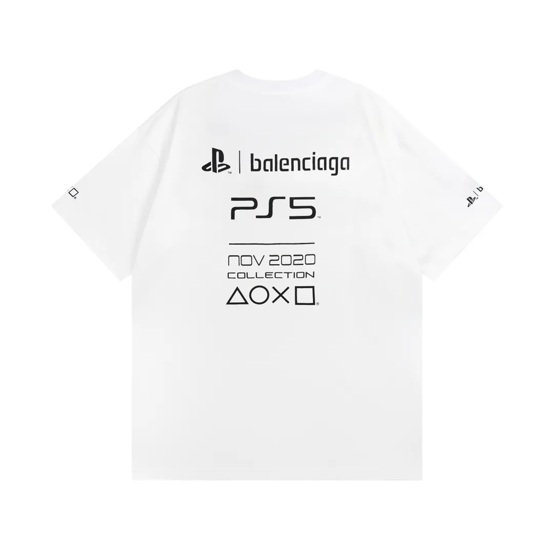 🅿️170 Detailed picture [Top version. Official website quality] BALENCI*GA/Paris BALENCI*GA#playstation co-branded PS5 letter geometric pattern printed short-sleeved T-shirt. Brick cabinet synchronization. The fabric is made of Paris ZP custom-woven and dyed 100% cotton double yarn compact cotton. The weight is 260 grams, the cloth surface is clean. The cloth pattern is clear. Soft and comfortable. The color fastness is good. It is not easy to change color. The threads are woven and dyed with no color difference. The printing uses imported environmentally friendly rubber paddles, precision stencils, fine LOGO letters, clear letters, no burrs, and a three-dimensional effect. Restore brick cabinet. The version adopts OS loose shoulder version. Same style for men and women. Code: BL223085 Color: Black. White Size: XS to L