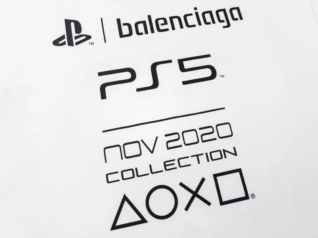 🅿️170 Detailed picture [Top version. Official website quality] BALENCI*GA/Paris BALENCI*GA#playstation co-branded PS5 letter geometric pattern printed short-sleeved T-shirt. Brick cabinet synchronization. The fabric is made of Paris ZP custom-woven and dyed 100% cotton double yarn compact cotton. The weight is 260 grams, the cloth surface is clean. The cloth pattern is clear. Soft and comfortable. The color fastness is good. It is not easy to change color. The threads are woven and dyed with no color difference. The printing uses imported environmentally friendly rubber paddles, precision stencils, fine LOGO letters, clear letters, no burrs, and a three-dimensional effect. Restore brick cabinet. The version adopts OS loose shoulder version. Same style for men and women. Code: BL223085 Color: Black. White Size: XS to L