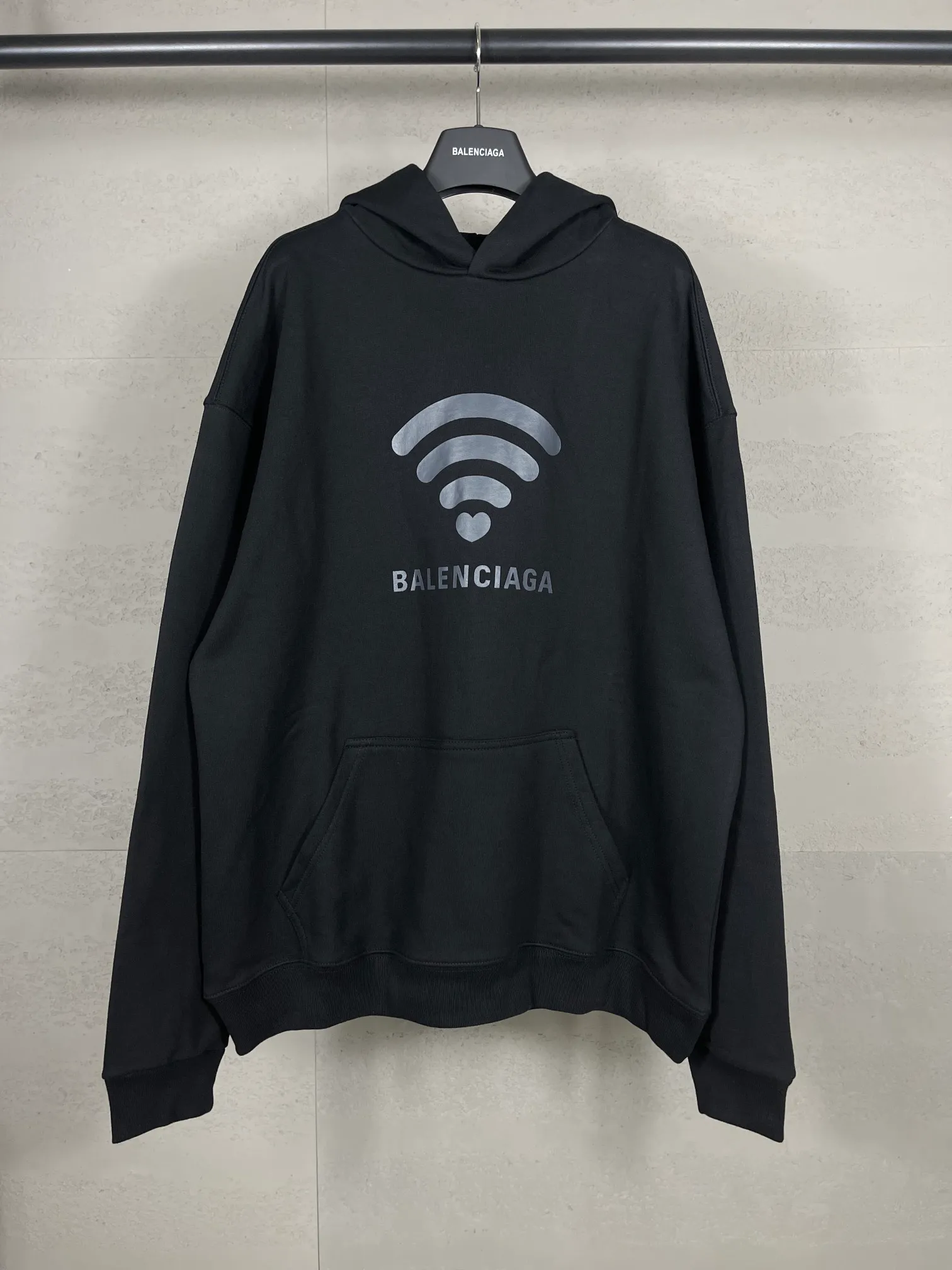 🅿️300 real photos [Top version. Official website quality] BALENCI*GA/Paris. 2024 limited edition. 520 limited edition WI-FI catwalk style printed hooded sweatshirt, synchronized with brick cabinets. Developed genuine product in the first time, enjoy printing and comparison! The fabric is made of Paris ZP custom-woven and dyed cotton sweatshirt. Weighing 460 grams, the cloth surface is clean. The cloth pattern is clear, soft and comfortable. The threads are dyed with no color difference. The printing uses environmentally friendly imported materials. The letters are clear and the effect is three-dimensional. The version adopts OS loose shoulder design. Same style for men and women. Code: BL238915 Color: black, off-white Size: XS S M L