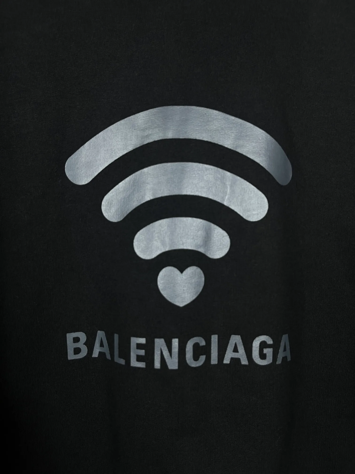 🅿️300 real photos [Top version. Official website quality] BALENCI*GA/Paris. 2024 limited edition. 520 limited edition WI-FI catwalk style printed hooded sweatshirt, synchronized with brick cabinets. Developed genuine product in the first time, enjoy printing and comparison! The fabric is made of Paris ZP custom-woven and dyed cotton sweatshirt. Weighing 460 grams, the cloth surface is clean. The cloth pattern is clear, soft and comfortable. The threads are dyed with no color difference. The printing uses environmentally friendly imported materials. The letters are clear and the effect is three-dimensional. The version adopts OS loose shoulder design. Same style for men and women. Code: BL238915 Color: black, off-white Size: XS S M L