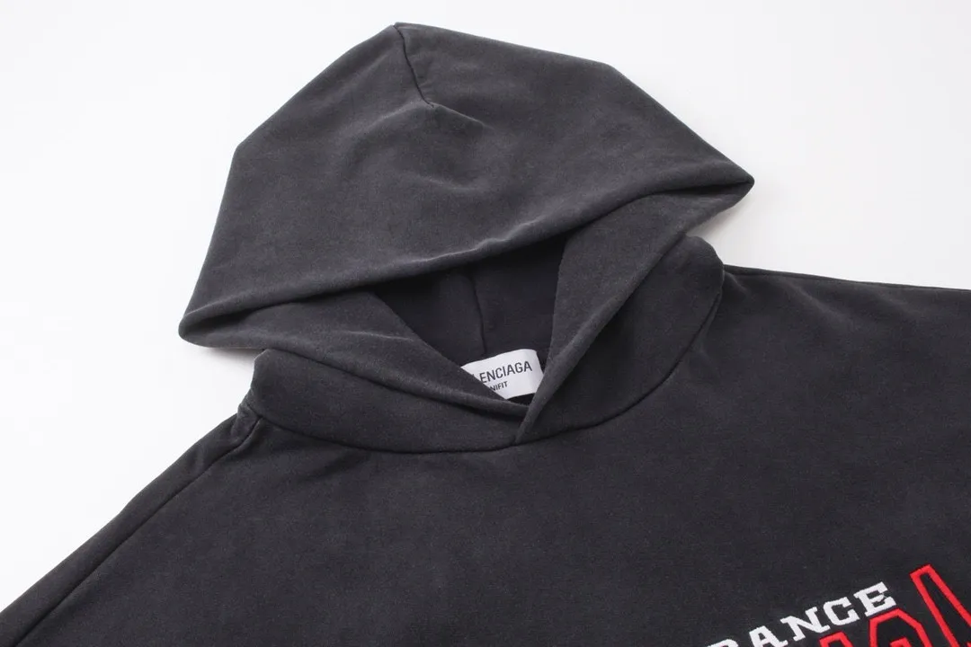🅿️330 real photos [Top version. Official website quality] BALENCI*GA/Paris #BB letter classic LOGO embroidery washed and distressed hooded sweatshirt. Brick cabinet synchronization. The fabric is made of Paris ZP custom-woven and dyed cotton David sweatshirt. The weight is 450 grams. The cloth surface is clean. The cloth pattern is clear, soft and comfortable. The color fastness is good. It is not easy to change color. The threads are dyed with no color difference. The classic LOGO letter embroidery uses imported embroidery machines, and the embroidery thread uses imported matte light, which is soft to the touch, does not pierce the flesh, and the letters are three-dimensional and full. It is produced in Jubie market based on pictures. Comparisons welcome. The finished product is washed and aged. The letters are clear. The three-dimensional effect is strong. The version adopts the OS loose shoulder style. The same style for men and women. Code: BL238068 Color: washed black Size: XS S M L