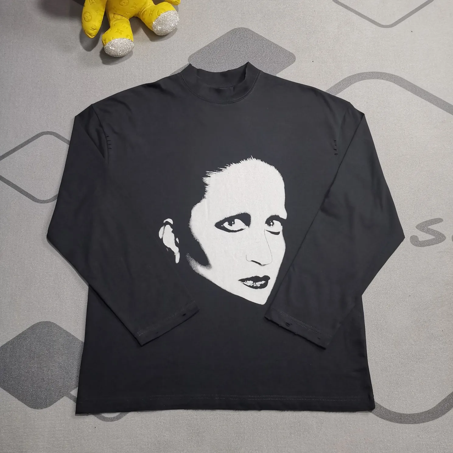 The top version of the Balenciaga Mins joint series, portrait printed long-sleeved T-shirt, same style for men and women, simple yet stylish retro, made of original custom-made high-weight double-ply fabric, the fabric has a solid feel and is very classy. It is close-fitting, soft and delicate, very refined, shows taste, and has a loose OS cut, which is in line with the current trend aesthetic. Original fabric, the same official style, customized 400g terry double-ply fabric + thread dyed fabric in the same vat, very comfortable to the touch, synchronized with the latest counters in autumn and winter, OS off-shoulder version, fashionable and individual, super versatile and good-looking, very suitable for both men and women, a must-have style, hang tag, collar label, washed wheat, complete with three standards, color: black, size: S-L P:320