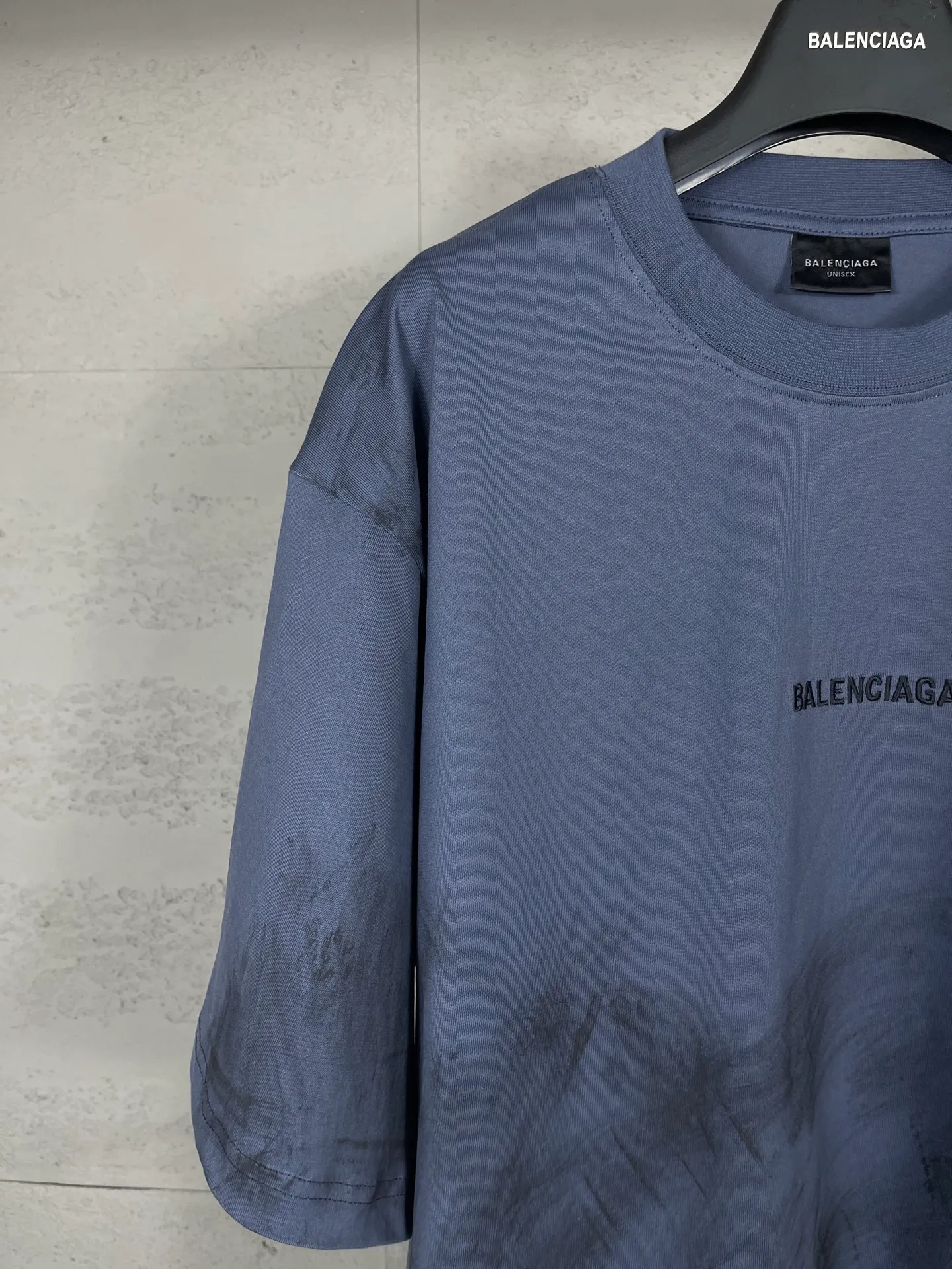 🅿️210 Real photos [Top version. Official website quality] BALENCI*GA/Paris #2025 new style. Front and back letter LOGO embroidery, hand-painted graffiti, distressed short-sleeved T-shirt, full of design. Welcome to compare. Notice! ️The fabric uses genuine environmentally friendly dyes, custom-woven and dyed 100% cotton double yarn, weight 260 grams, the cloth surface is clean. The cloth pattern is clear, soft and comfortable. The threads are dyed with no color difference. The classic letter LOGO is embroidered using imported Tajima embroidery machine. Ready-to-wear hand drawn doodles. Extra heavy craftsmanship. . Restore brick cabinets, adopt OS loose shoulder style. Same style for men and women. Code: BL253718 Color: dark gray blue Size: XS S M L